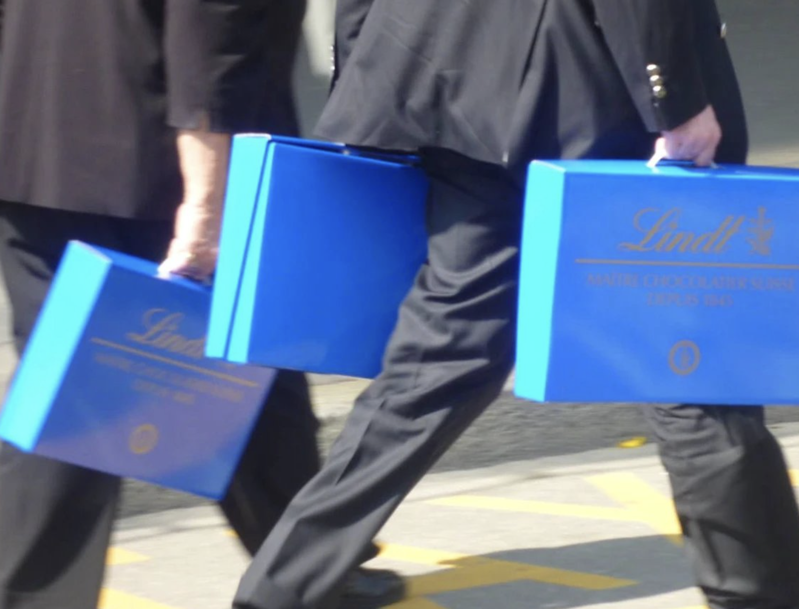 瑞士蓮(Lindt & Sprüngli)每年分給股東一人一個裝滿巧克力的「藍色公事包」,背後隱藏驚人的財富秘密。圖/翻攝自X@ThierryBorgeat