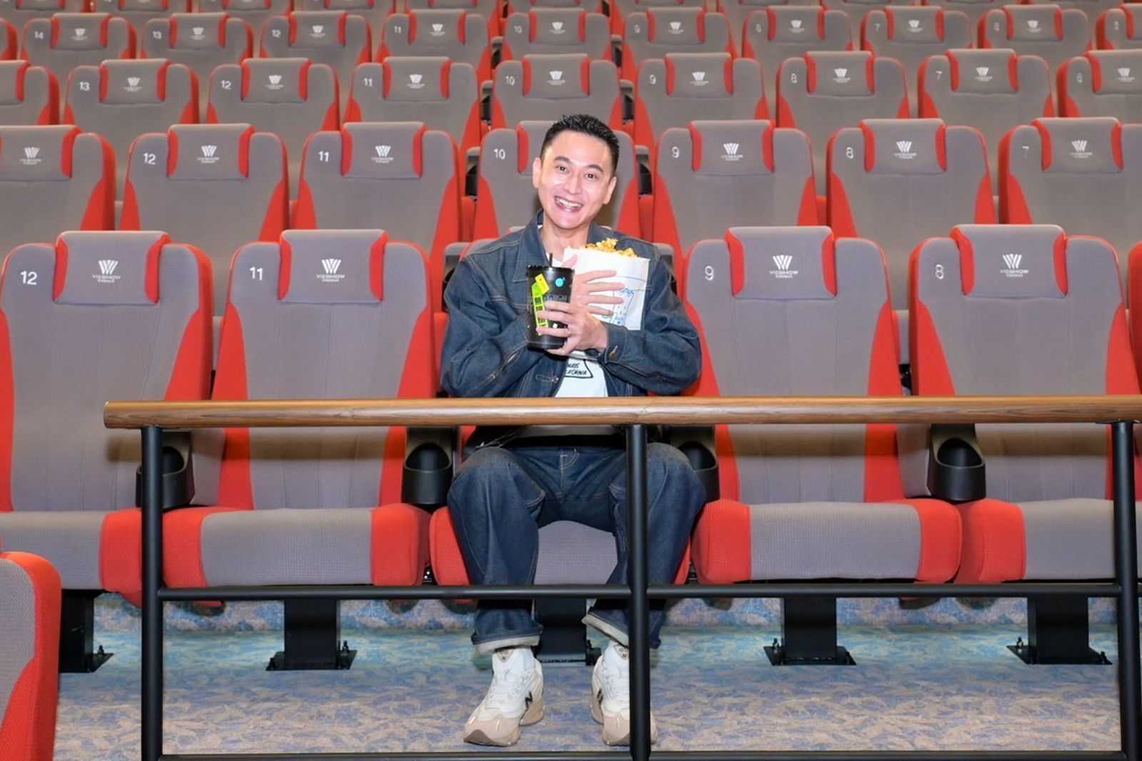 劉冠廷奶爸放風躺著看《米奇17號》笑喊太享受　曝古天樂私下暖舉