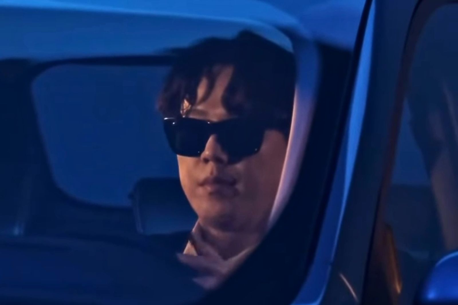 蕭煌奇太狂了！親自駕駛全球知名汽車上路讓粉絲「心跳加速」