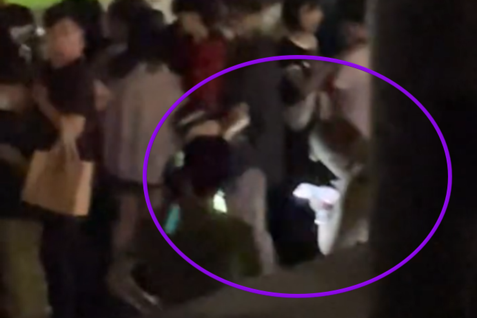 民眾離開斜坡後遭警方談話。圖／翻攝自Threads@zi_wei0820