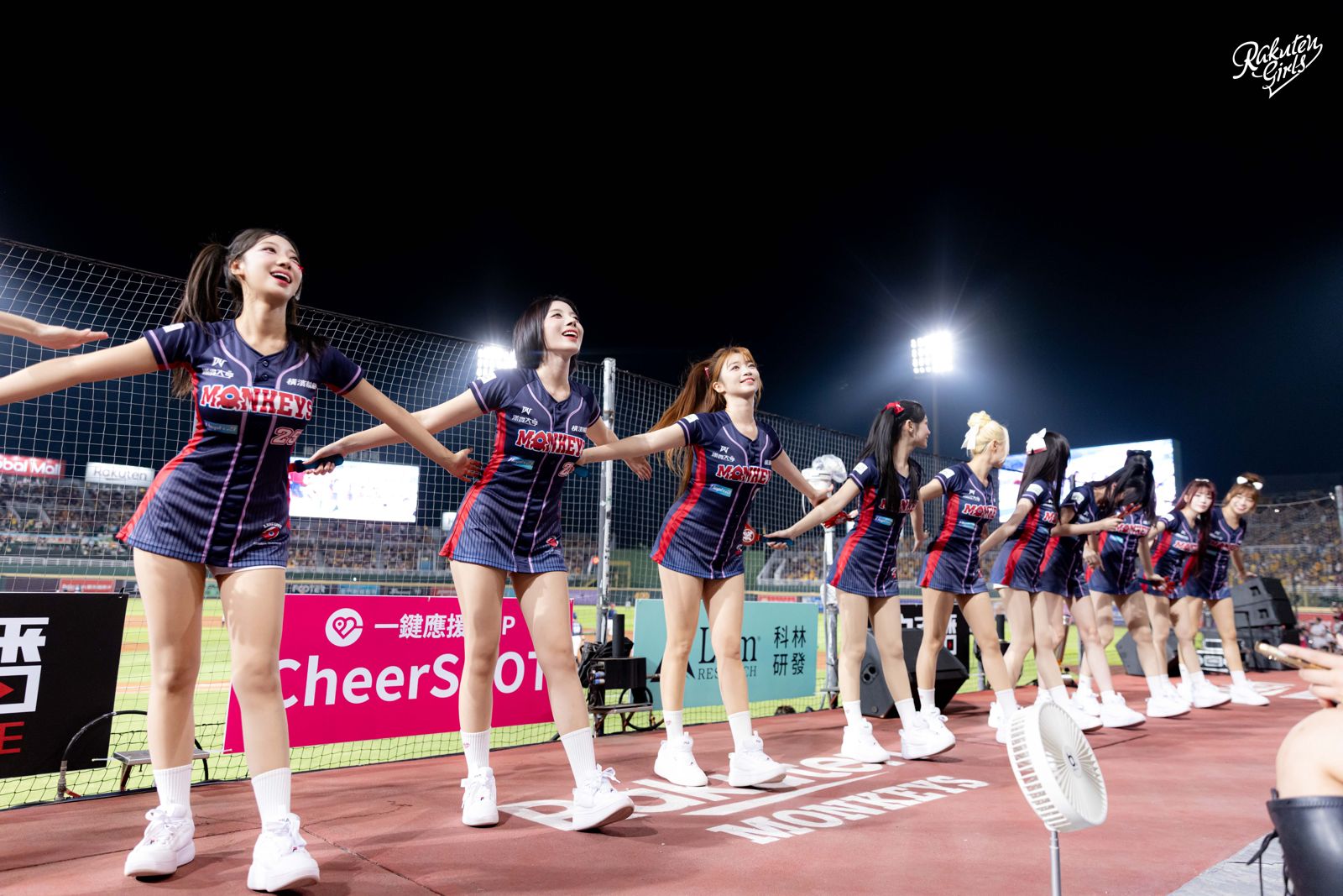 樂天女孩們熱力四射。樂天桃猿提供