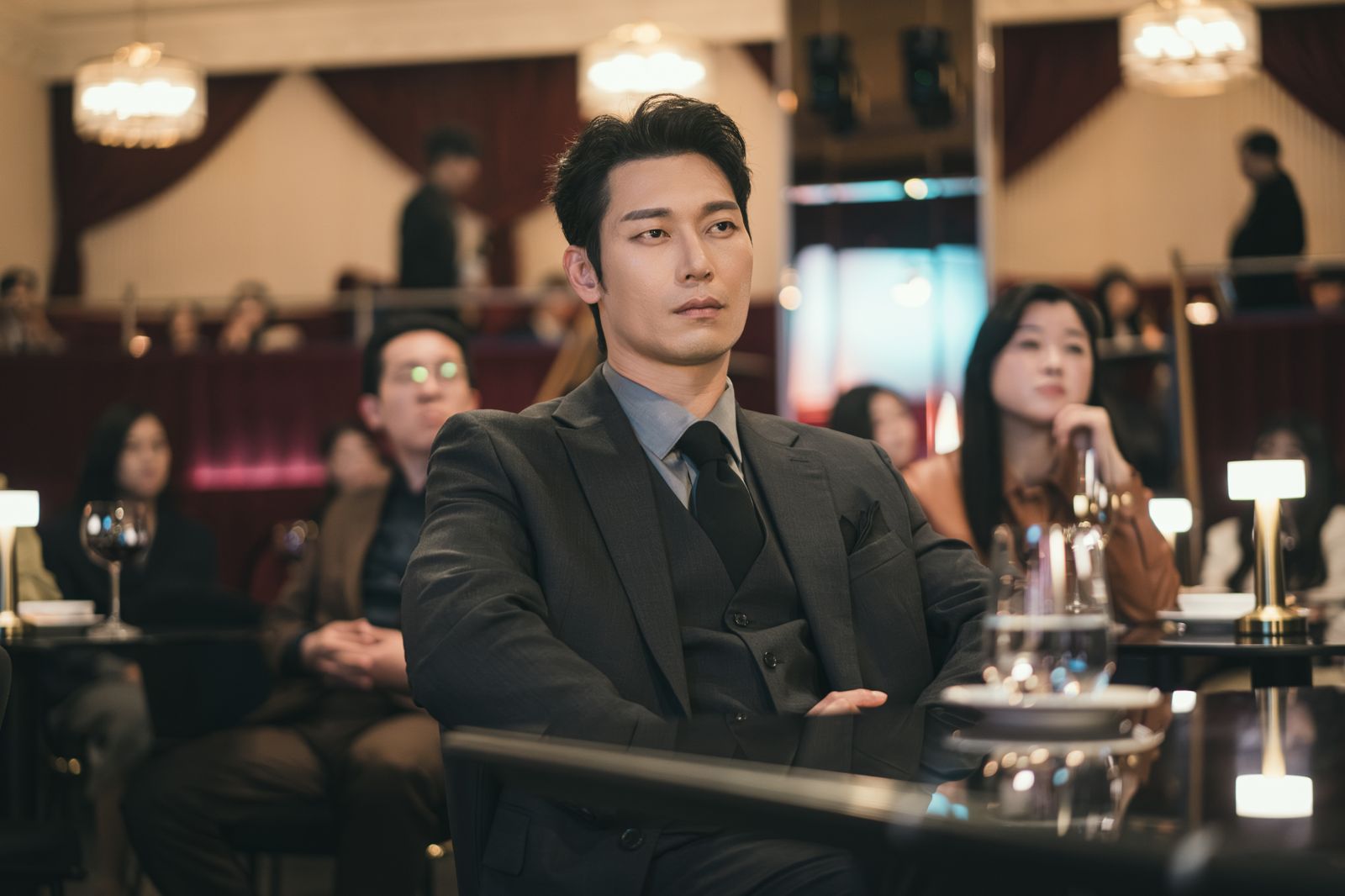 朴勳這次飾演李棟旭情敵,笑認是為了李棟旭才接演。Disney+提供
