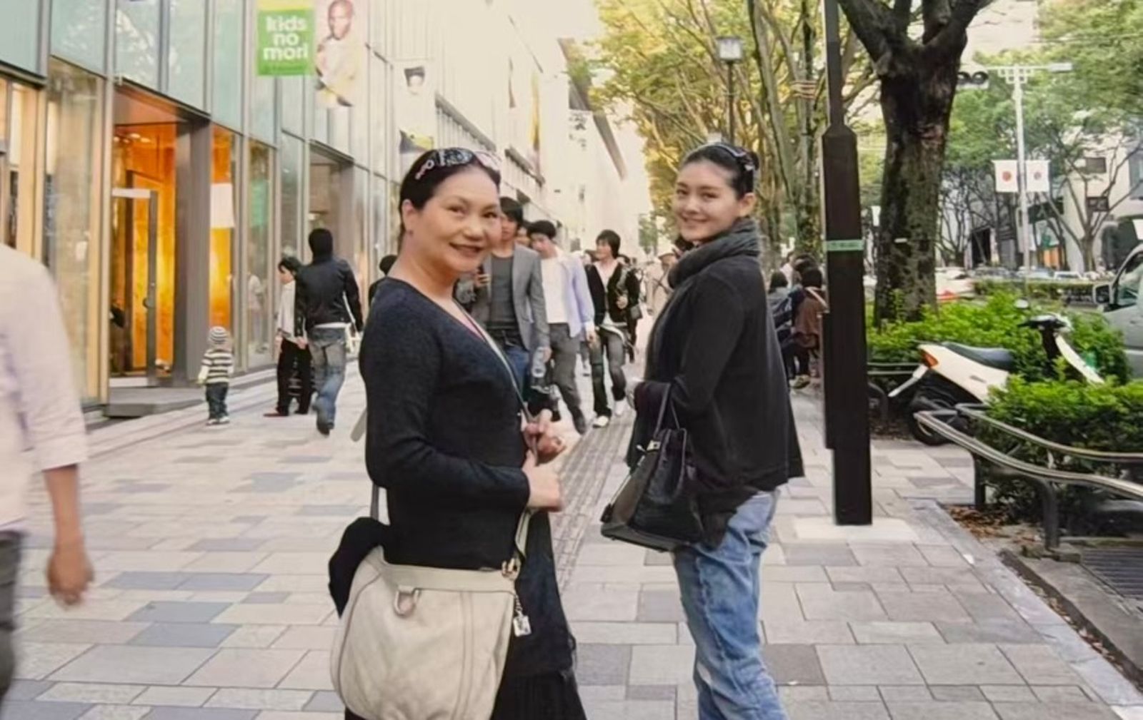 大S和S媽一起逛街。翻攝小S臉書