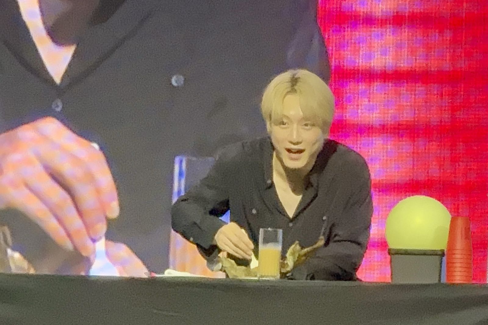 坂口健太郎品嘗了肉粽與米漿。讀者提供