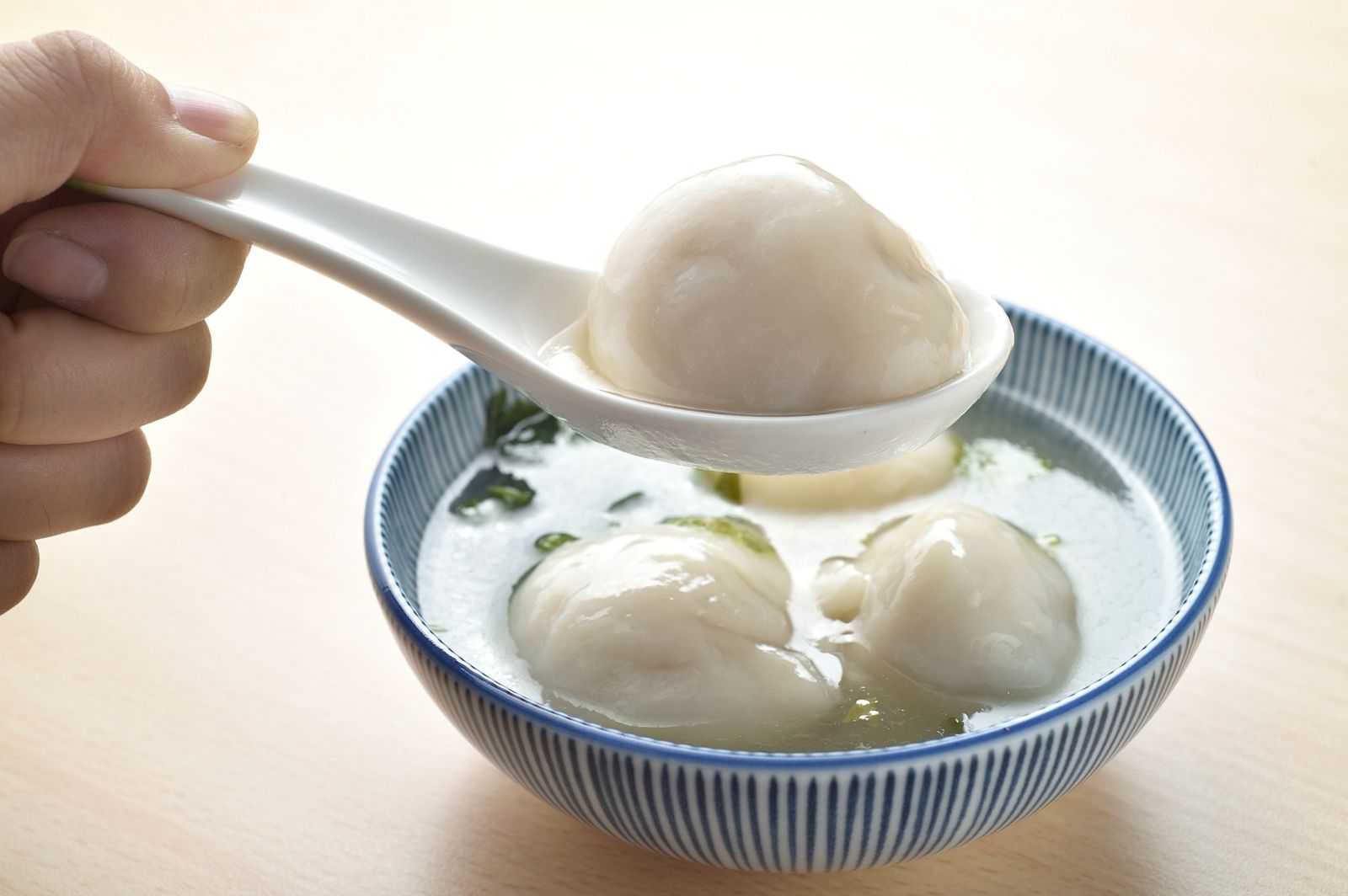 富久湯圓大王的鮮肉湯圓外皮Q彈軟嫩，內餡則像一顆飽滿的肉丸，咬下瞬間，鮮美肉汁在口中迸發，搭配清淡的大骨湯頭，擄獲了無數饕客的味蕾。圖／鏡週刊提供