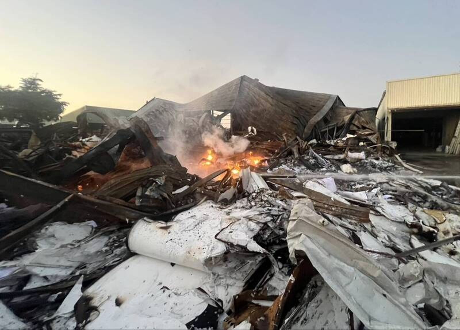 仁德壓克力工廠烈焰沖天　屋頂坍塌波及鄰廠　128警消拚5小時撲滅