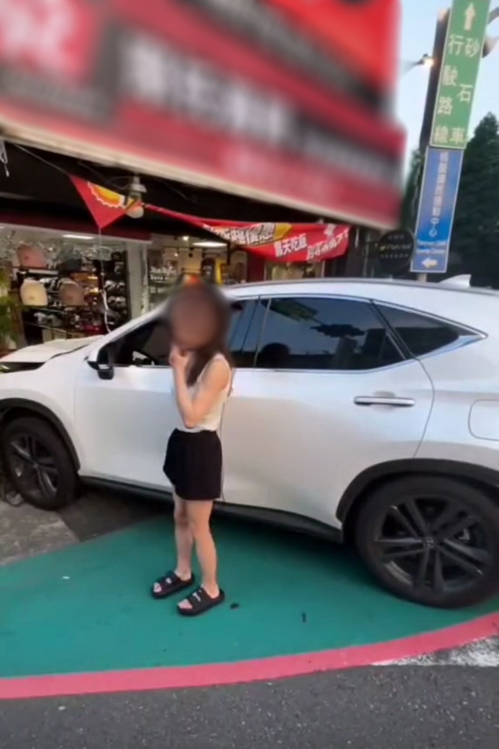 林女下車時,腳步還一度不穩。畫面翻攝threads cjk119125