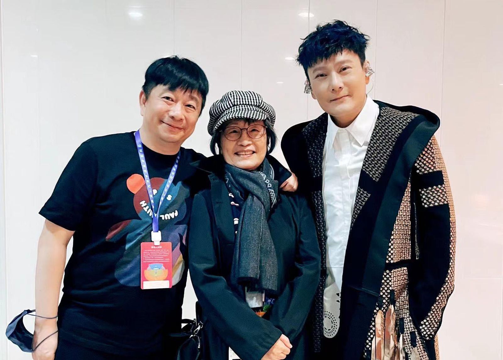 張信哲(右)為張媽媽獻唱台語新歌,該曲歌詞何啟弘(左)創作。潮水音樂提供