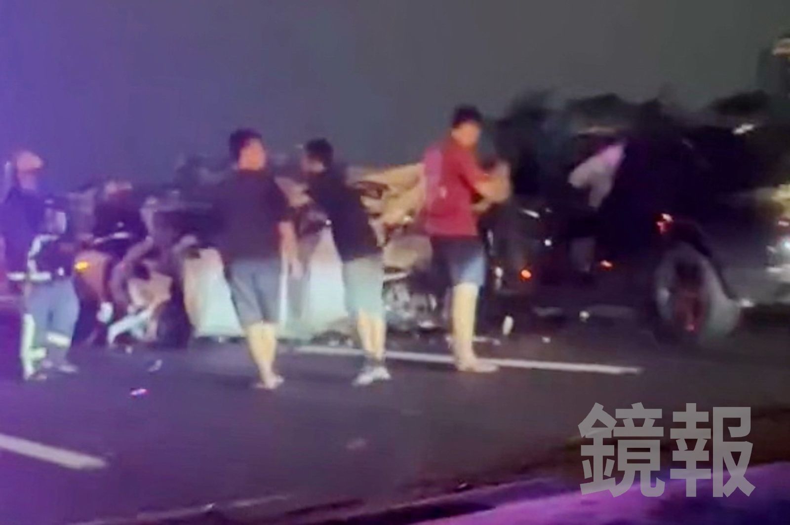 白色轎車受損嚴重，警消破壞車體，從副駕駛座的位置救出受困的母子倆，緊急送醫。畫面翻攝threads liudahuiliu