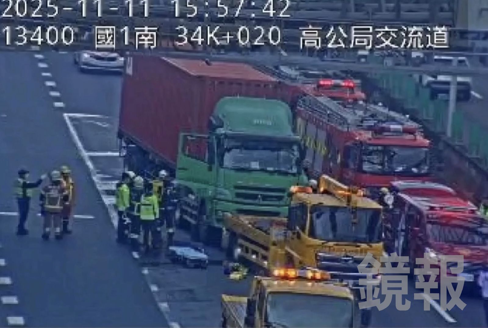 天雨路滑！國1五股段突發車禍　駕駛受困警消破窗搶救送醫