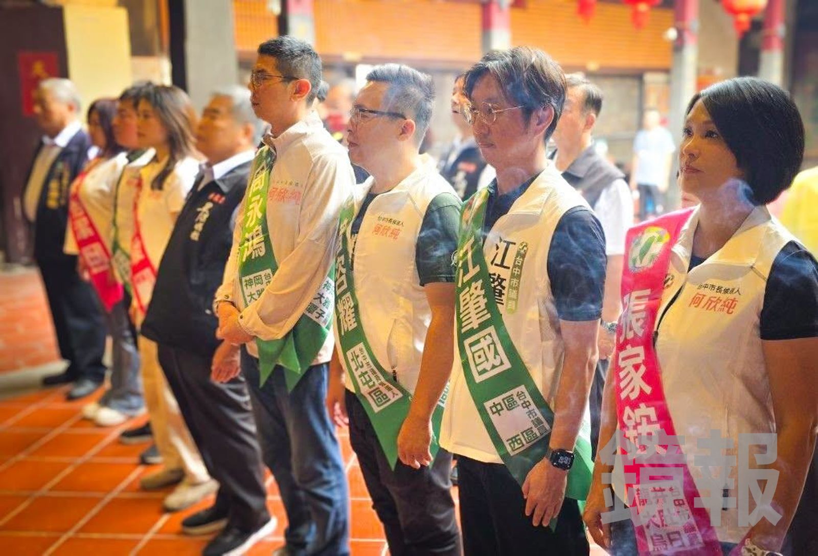 民進黨正國會台中市議員參選人到樂成宮參拜、擲筊,請出媽祖坐鎮登記造勢大會。圖/翻攝fb張家銨