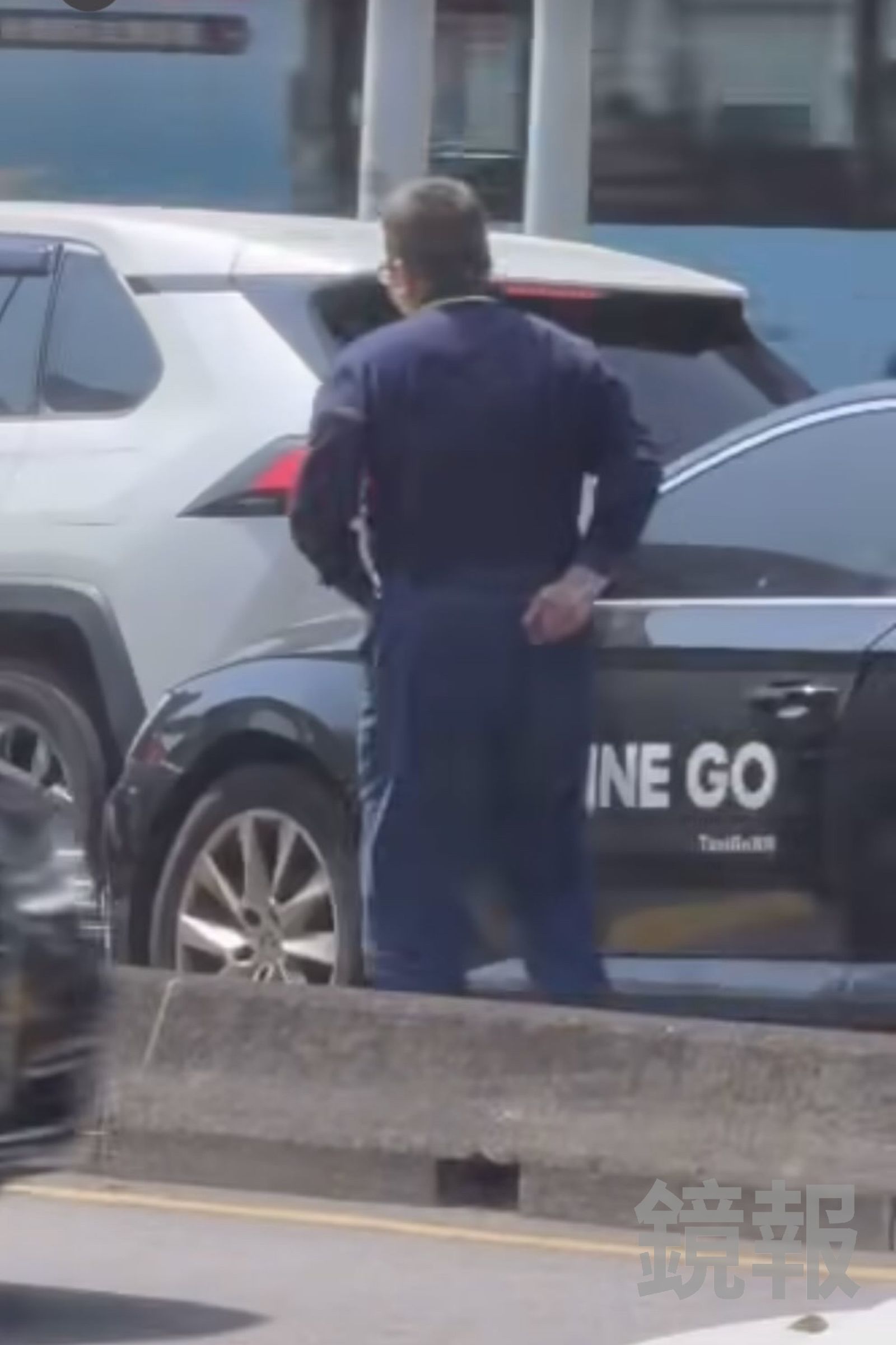 陳姓多元計程車運將從車裡拿出螺絲起子，升高行車糾紛衝突，最終丟了工作。翻攝自threads juf__101