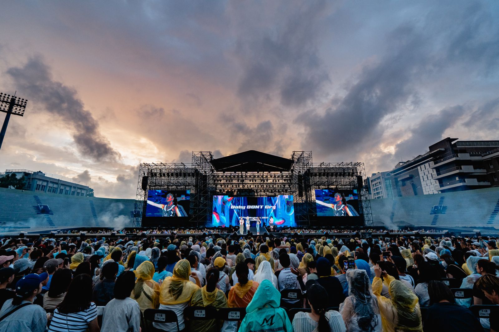 歌迷穿著雨衣觀賞演出。讀者提供