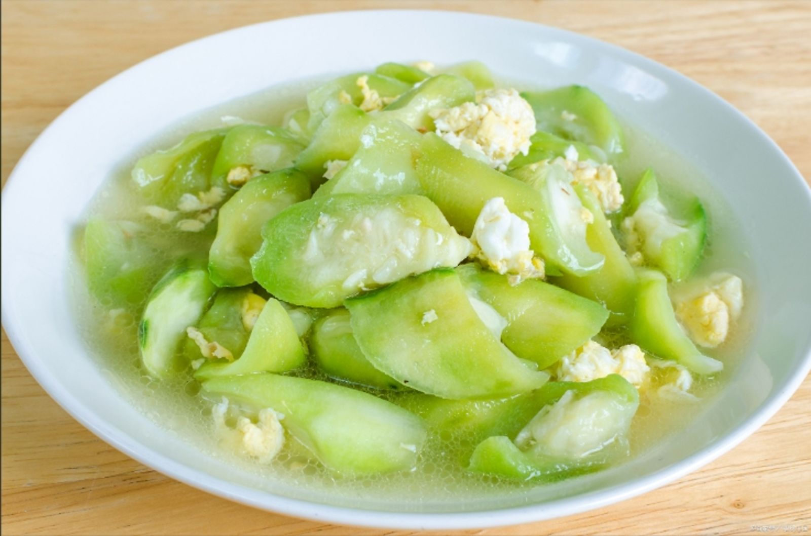 婦人吃「炒絲瓜」竟食物中毒! 醫搖頭:「這件事」害了她