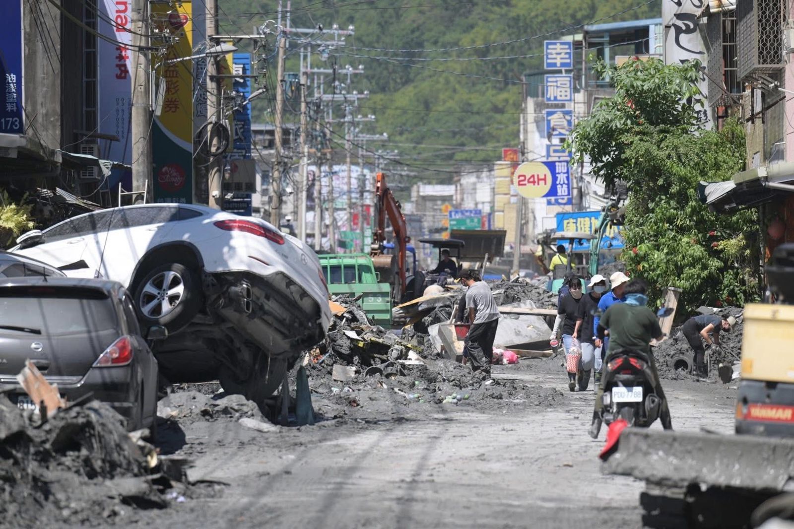 馬太鞍堰塞湖溢流,造成花蓮光復鄉遭到泥水淹沒,讓許多居民措手不及。圖/傅崐萁臉書