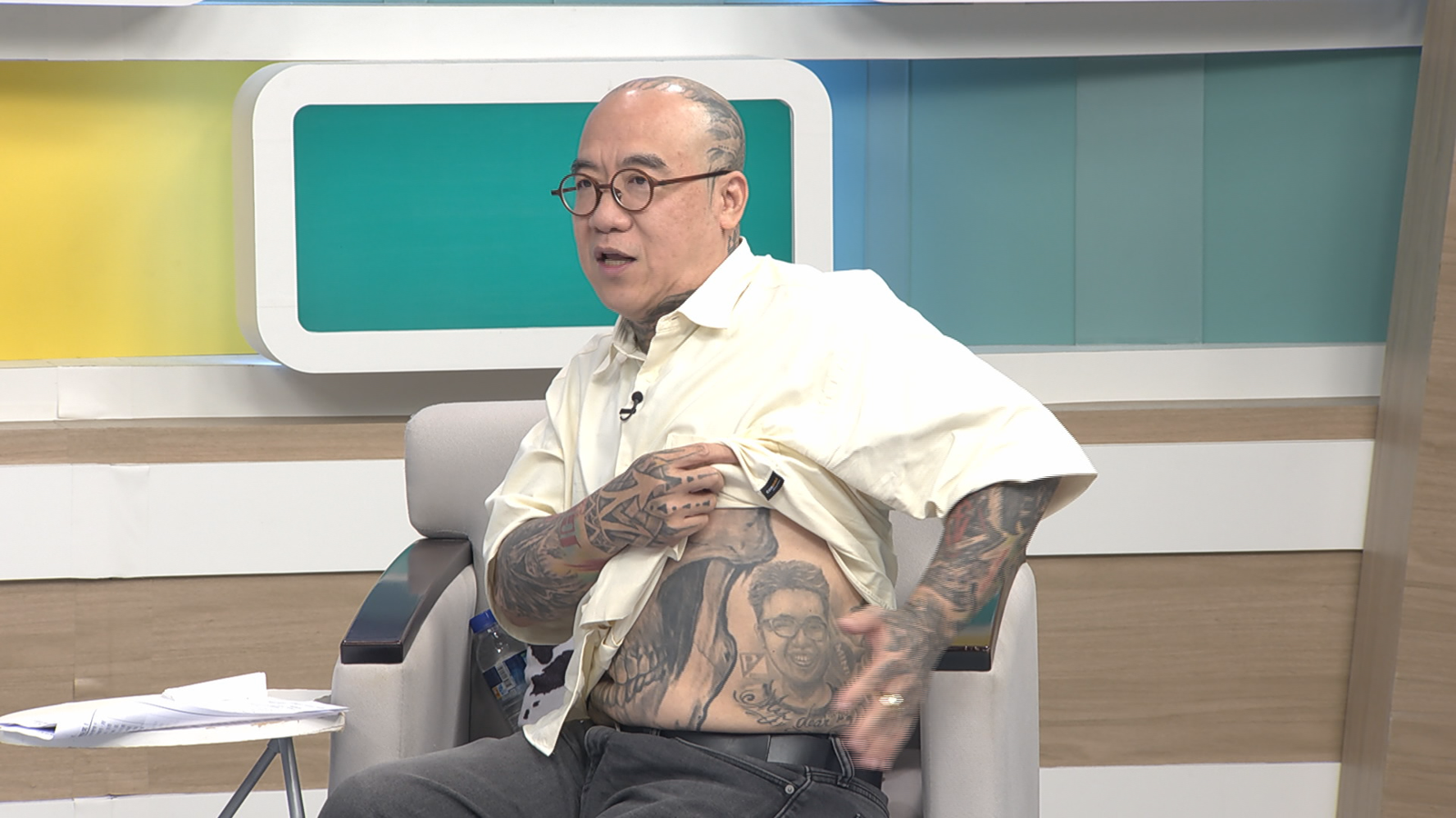 鋼鐵爸露出紀念愛子的刺青。和展影視提供