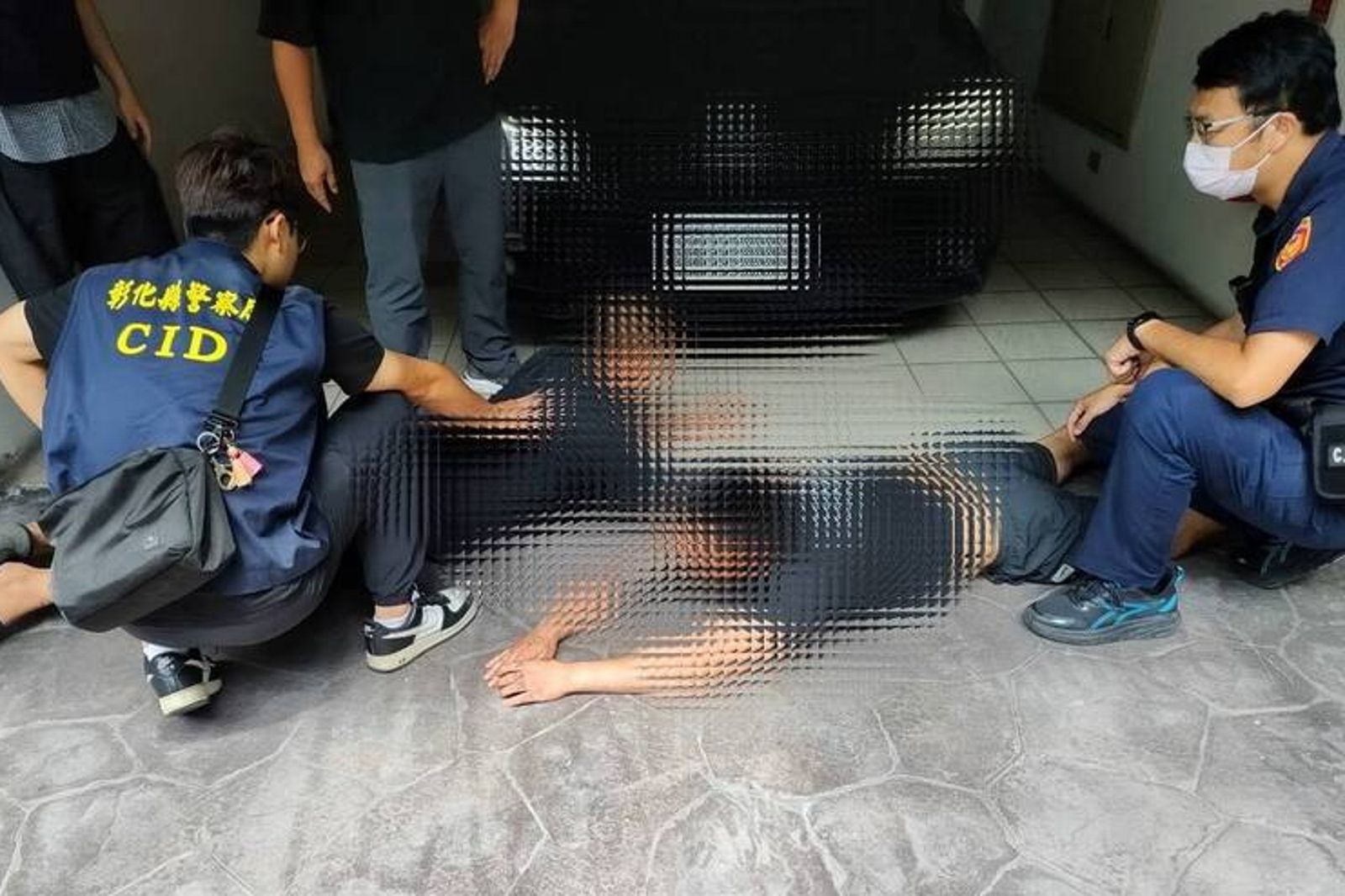 KTV談事情變血案!3人圍毆酒瓶爆頭 男倒沙發「數小時後才被發現」慘死