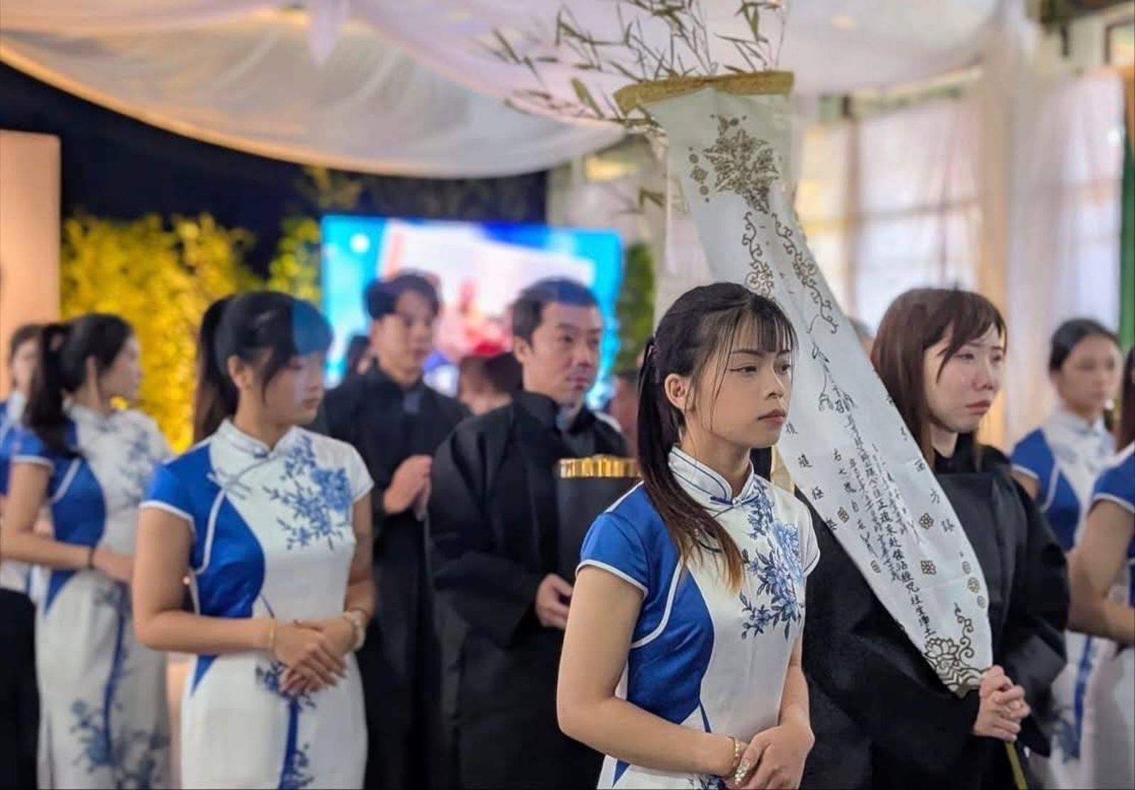 張瑞山告別式 女兒張維倩質疑張嘉玲「侵門踏戶」:假公祭真作秀