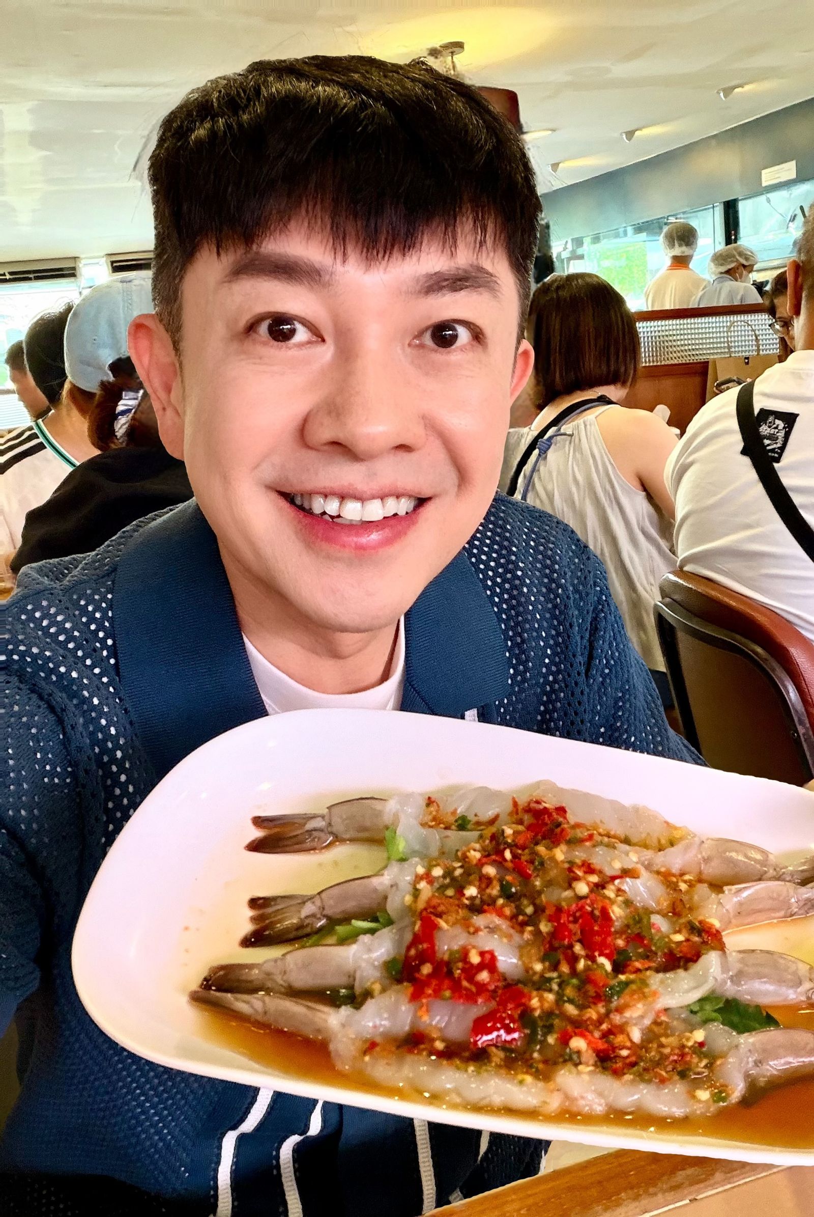 李明川品嚐泰國美食生蝦。產值娛樂提供