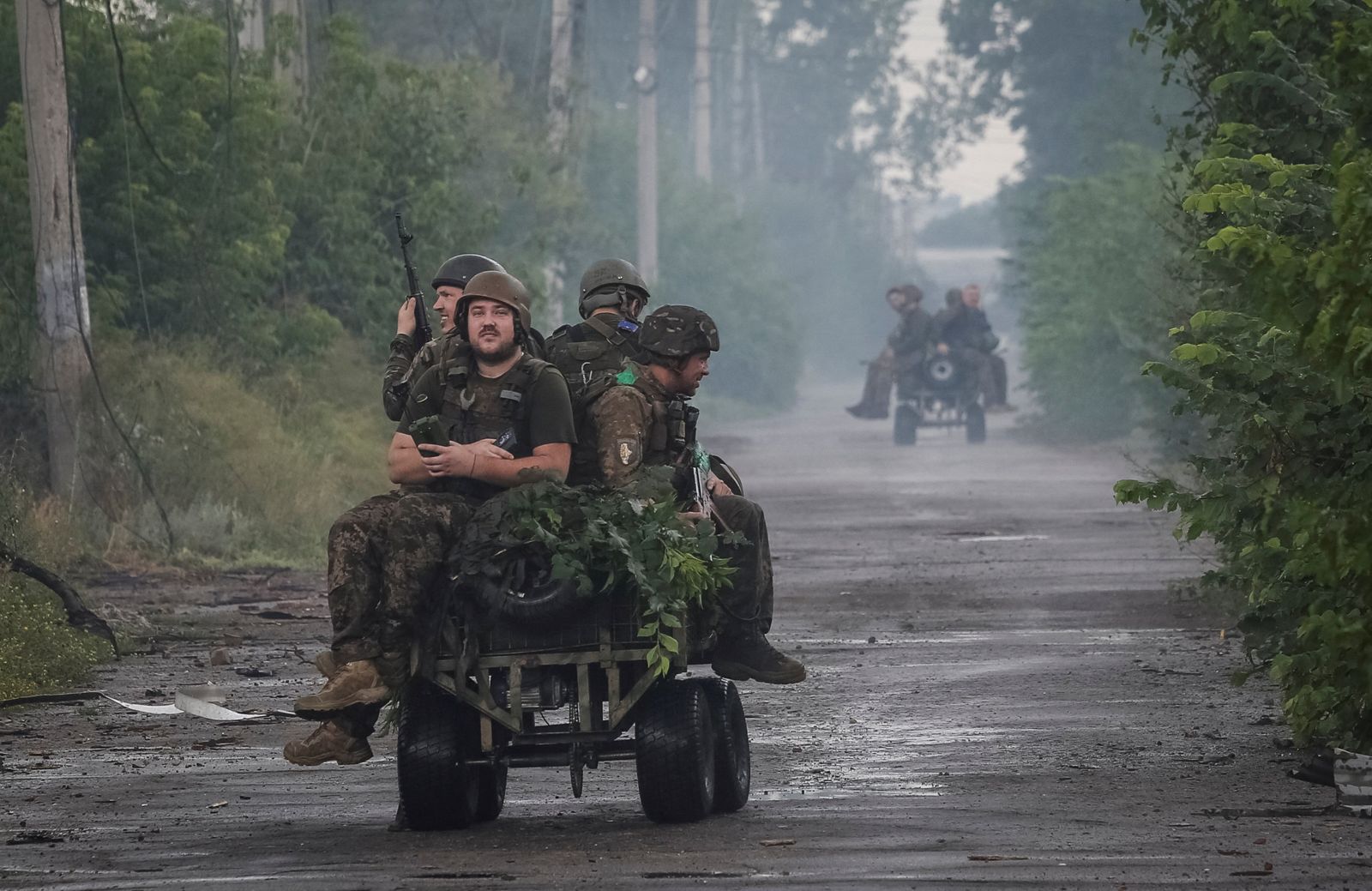 若干無武裝的無人車,已被投入後勤支援使用。圖為烏克蘭軍人乘坐在無人車上。圖/達志影像