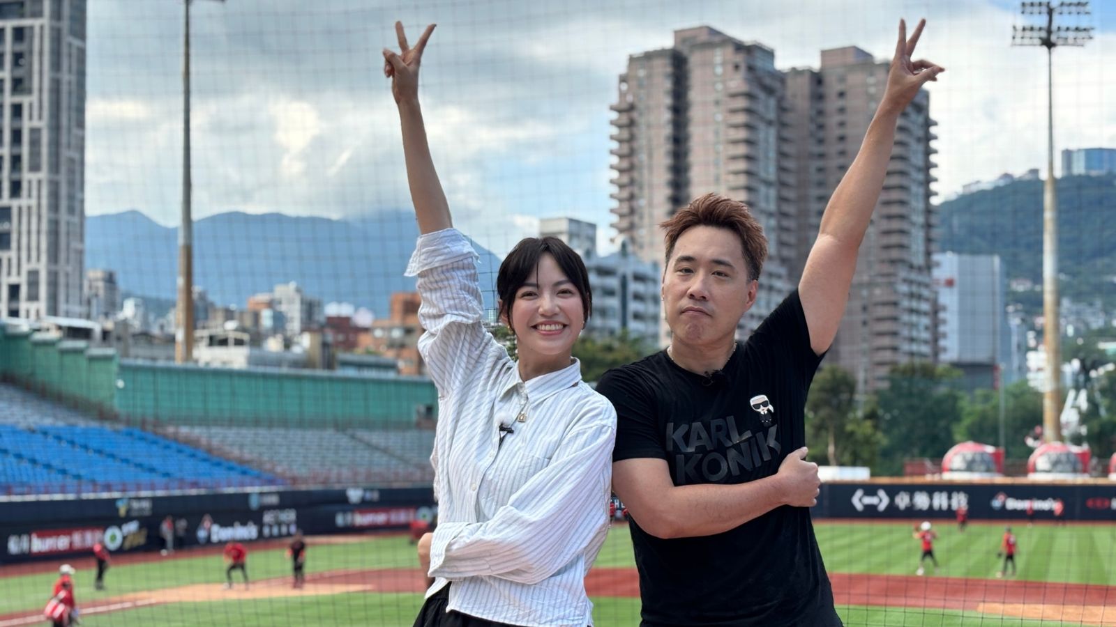 余祥銓（右）、焦曼婷（左）挑戰職棒轉播。Yahoo星二代很忙內提供