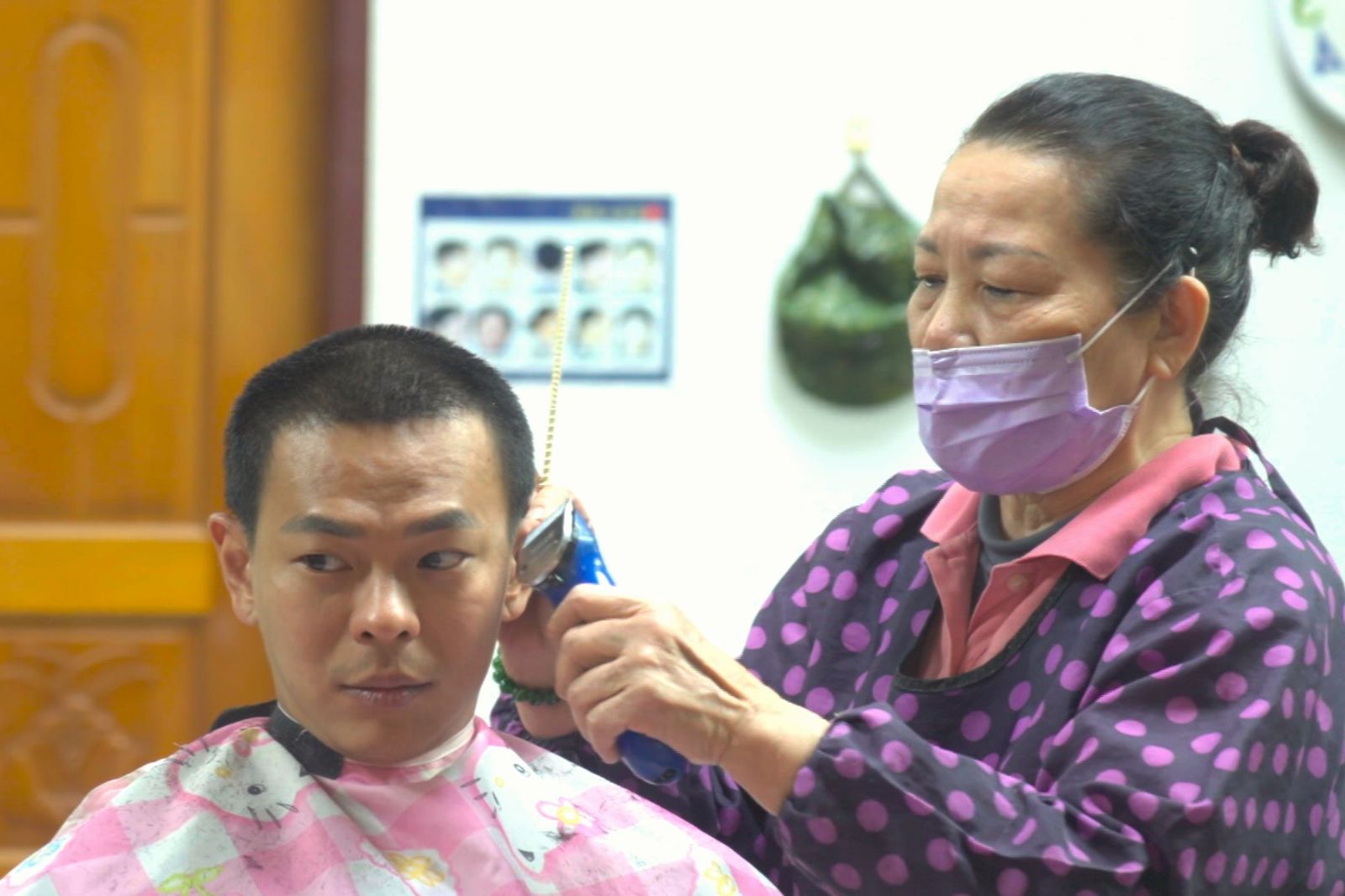 從頭收心！ 班長帶領星兵，再次理平頭嚴守軍紀。台視提供