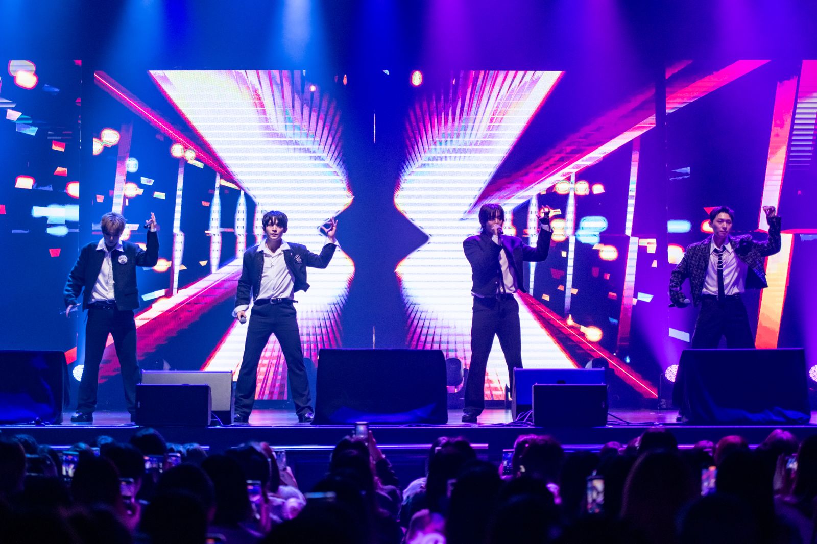 TEEN TOP再秀最強刀群舞，現場尖叫聲不斷。網銀國際影視提供