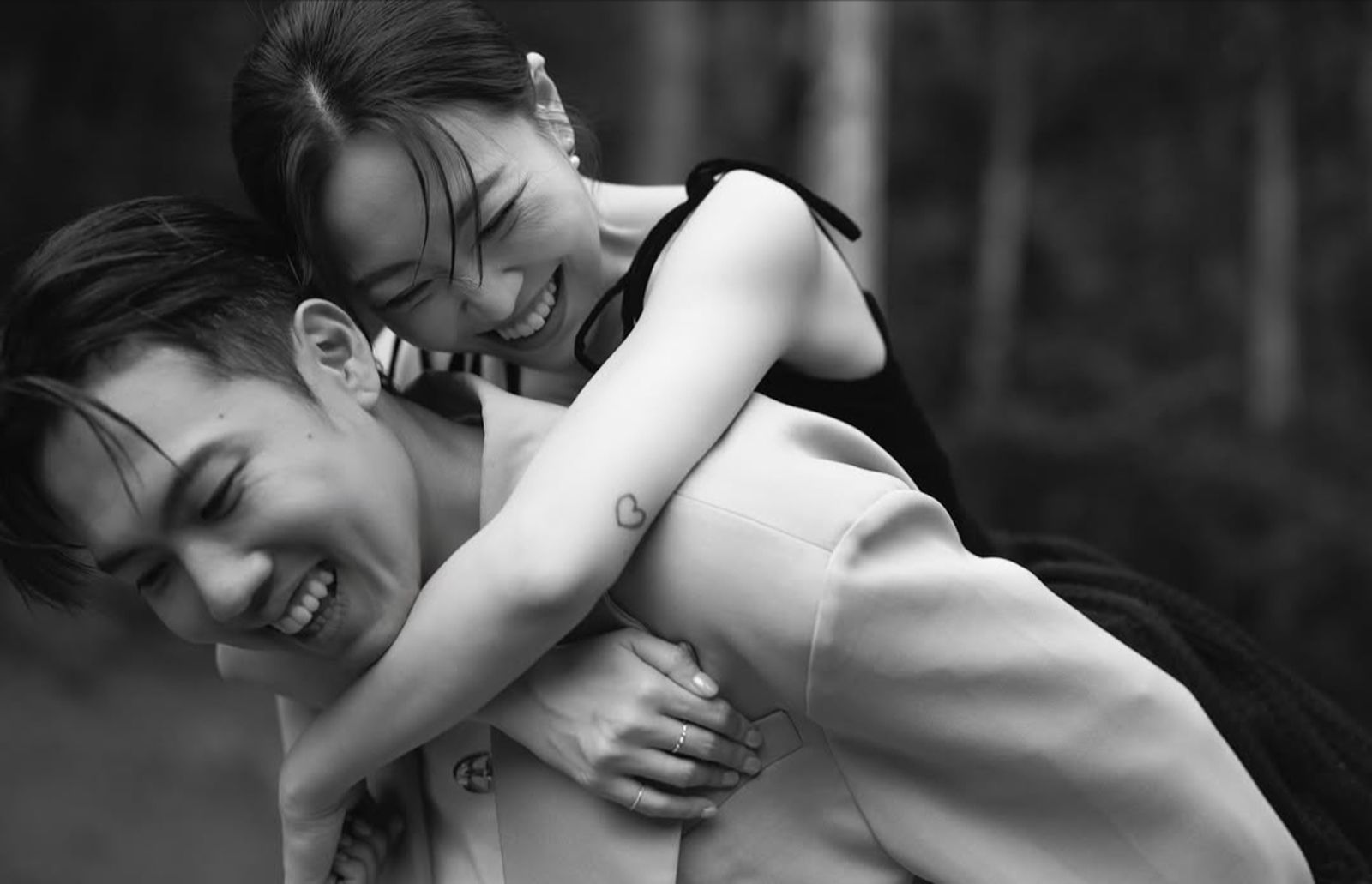 愛情長跑13年修成正果!洋蔥甜曬「一家3口」婚紗照 正妹老婆顏值曝光