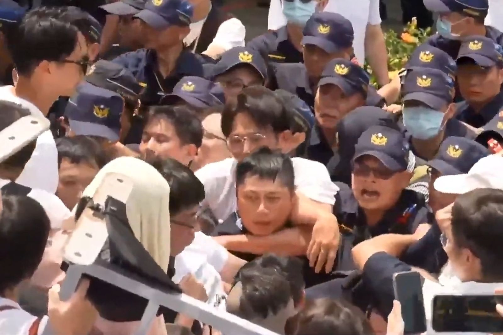 群眾與領袖的幻覺──黃國昌的「走讀」政治與人格困境