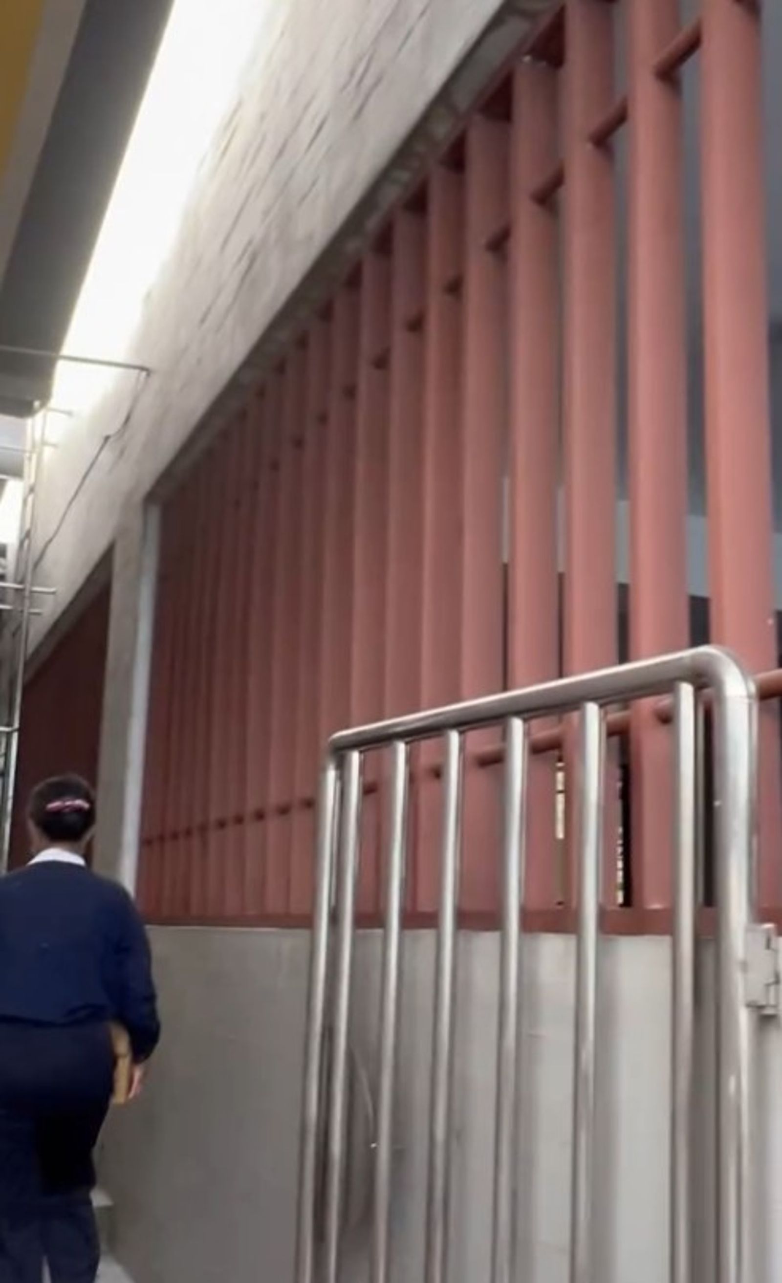 噁男從更衣站上方的鏤空柵欄偷窺換衣服的志工。圖/翻攝自Threads