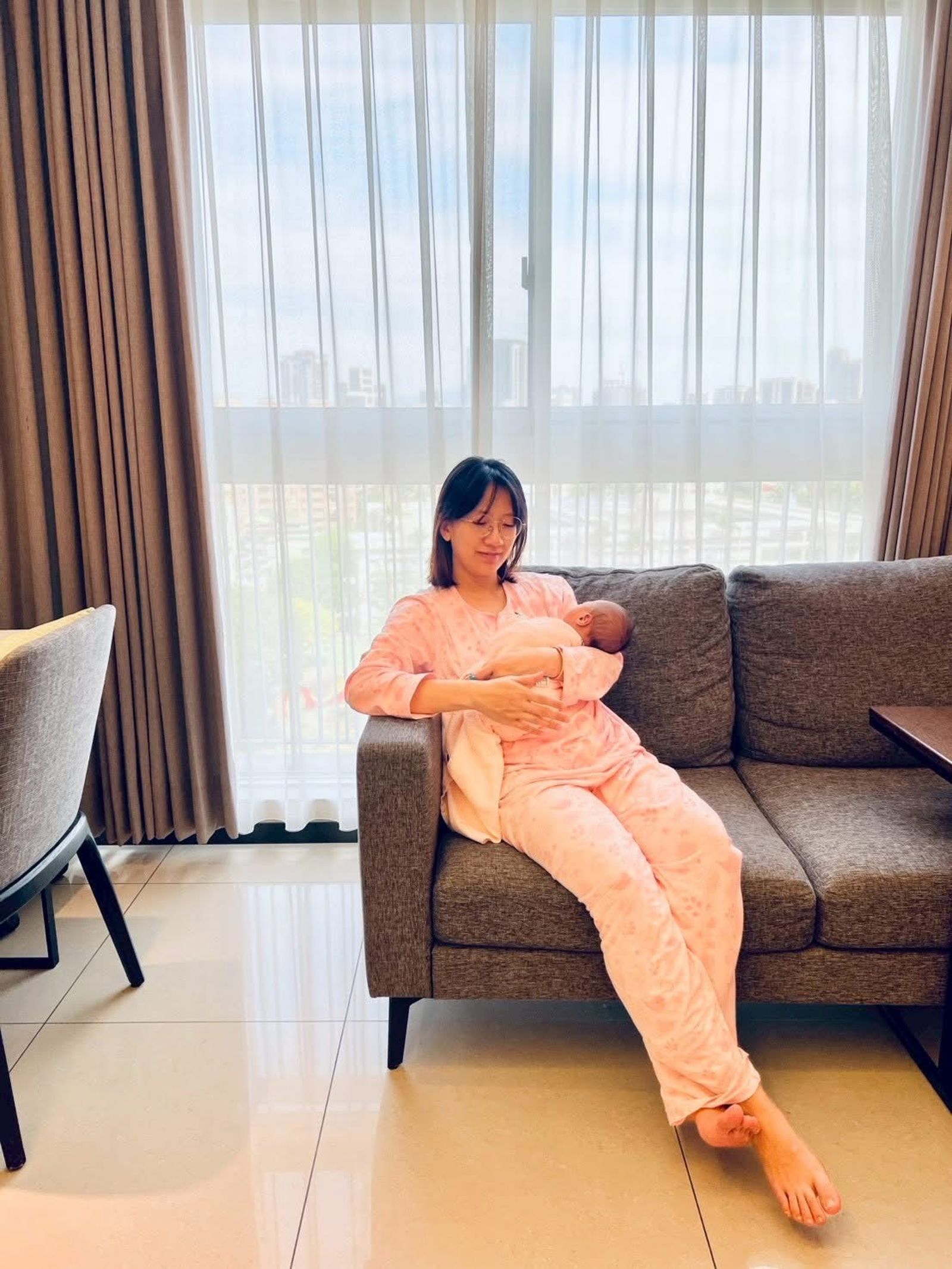 范宸菲在月子中心時就因哺乳而崩潰多次。圖／翻攝自范宸菲 Ricie Fun臉書