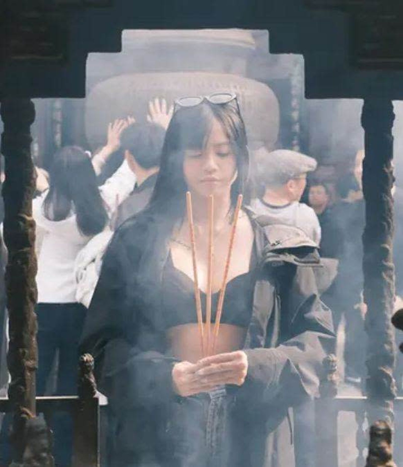 Junee手中的香根本沒點燃。翻攝Threads