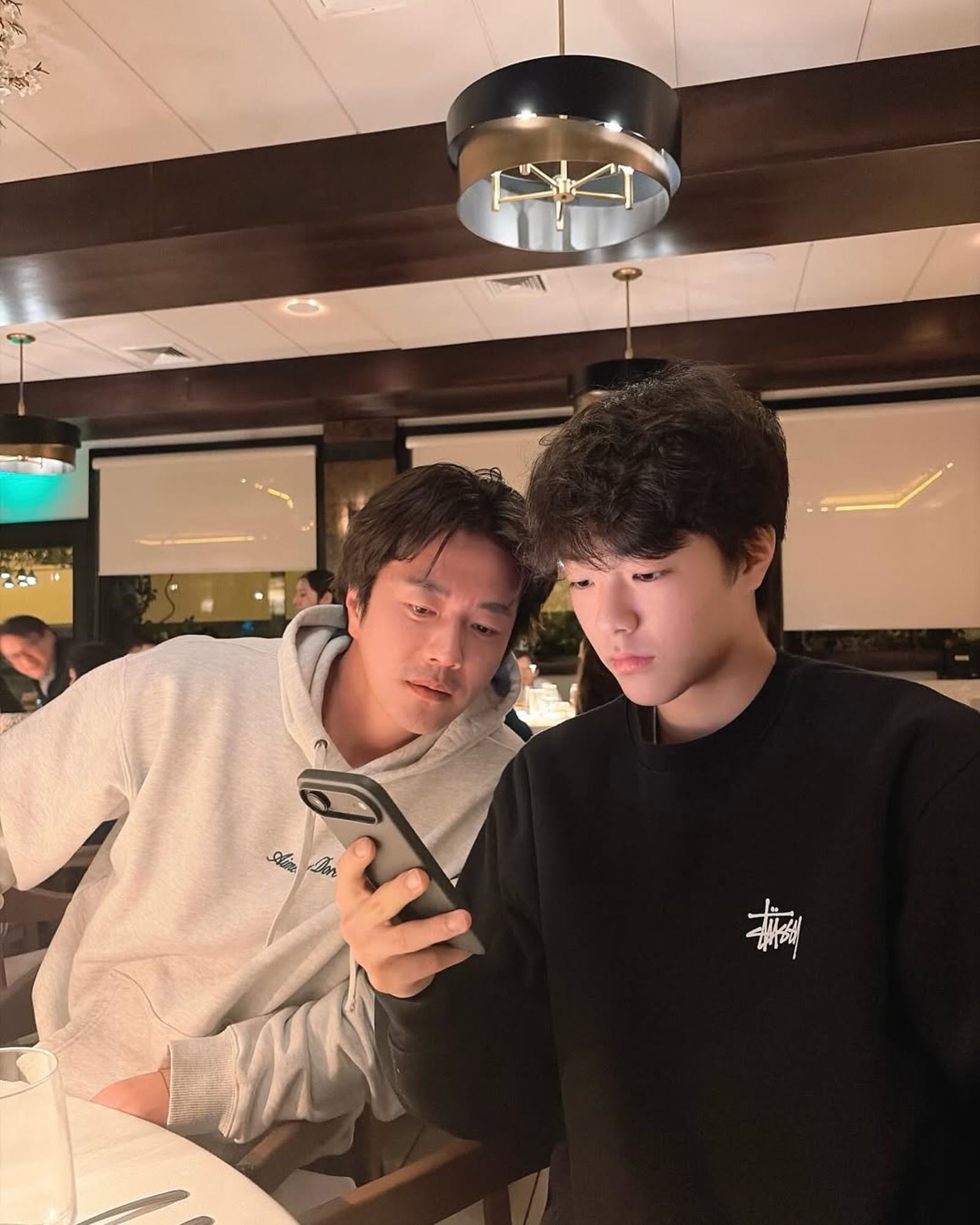 權祿熙（右）在社群公開與爸爸權相佑的合照。翻攝NAVER