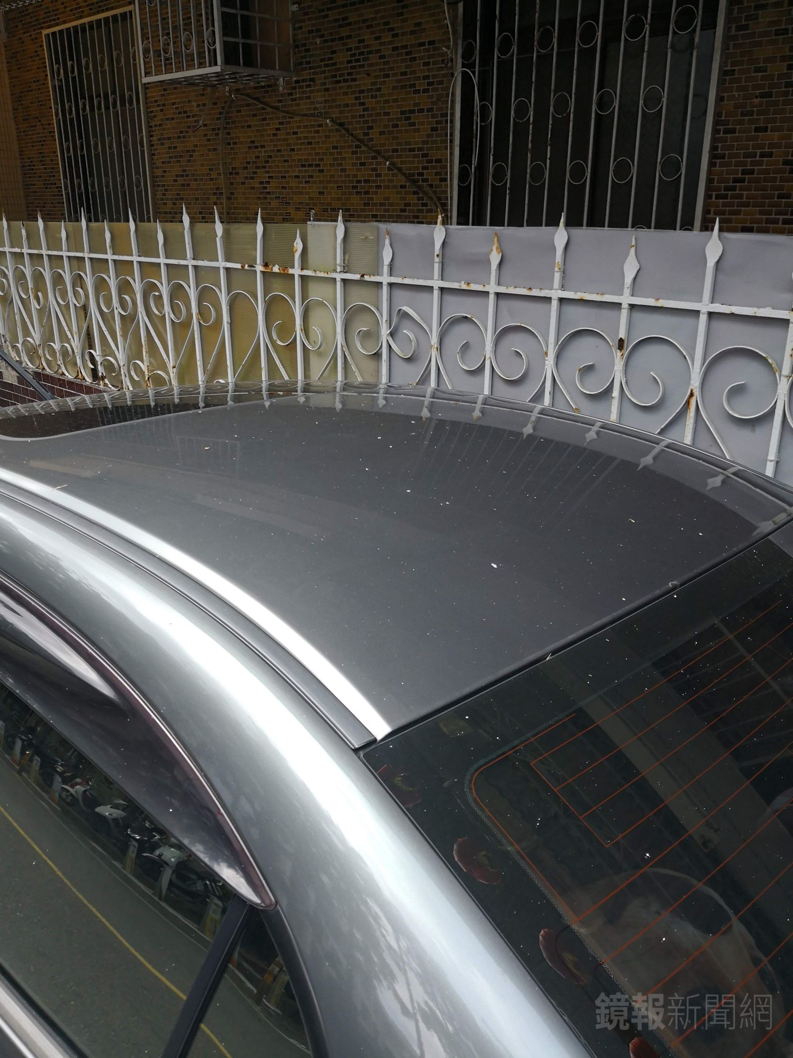 灰燼在半空中飄揚,一度讓幼童以為下雪了。汽車上的白點皆是燃燒金紙灰燼。讀者提供