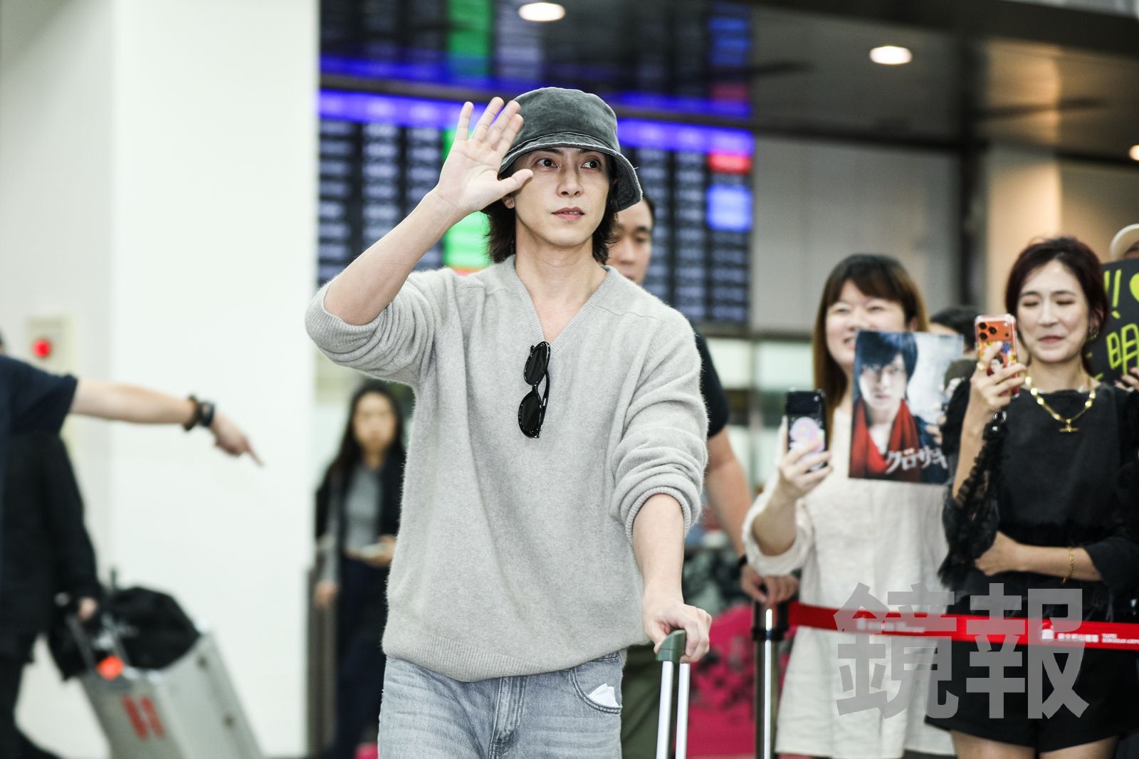 直擊／山下智久抵台了！700粉擠爆松山機場　男神親自推行李箱超親民