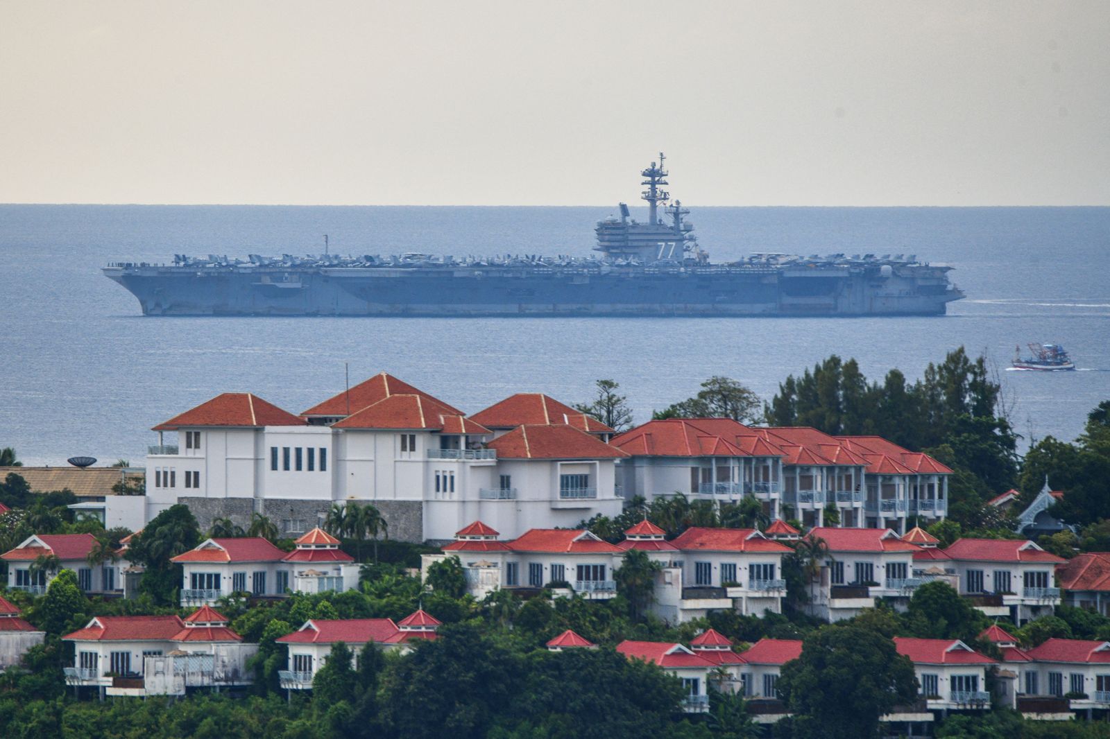 10月中,美國布希號航空母艦在結束中東地區的支援.行動後,抵達普吉島進行休整。圖/達志影像