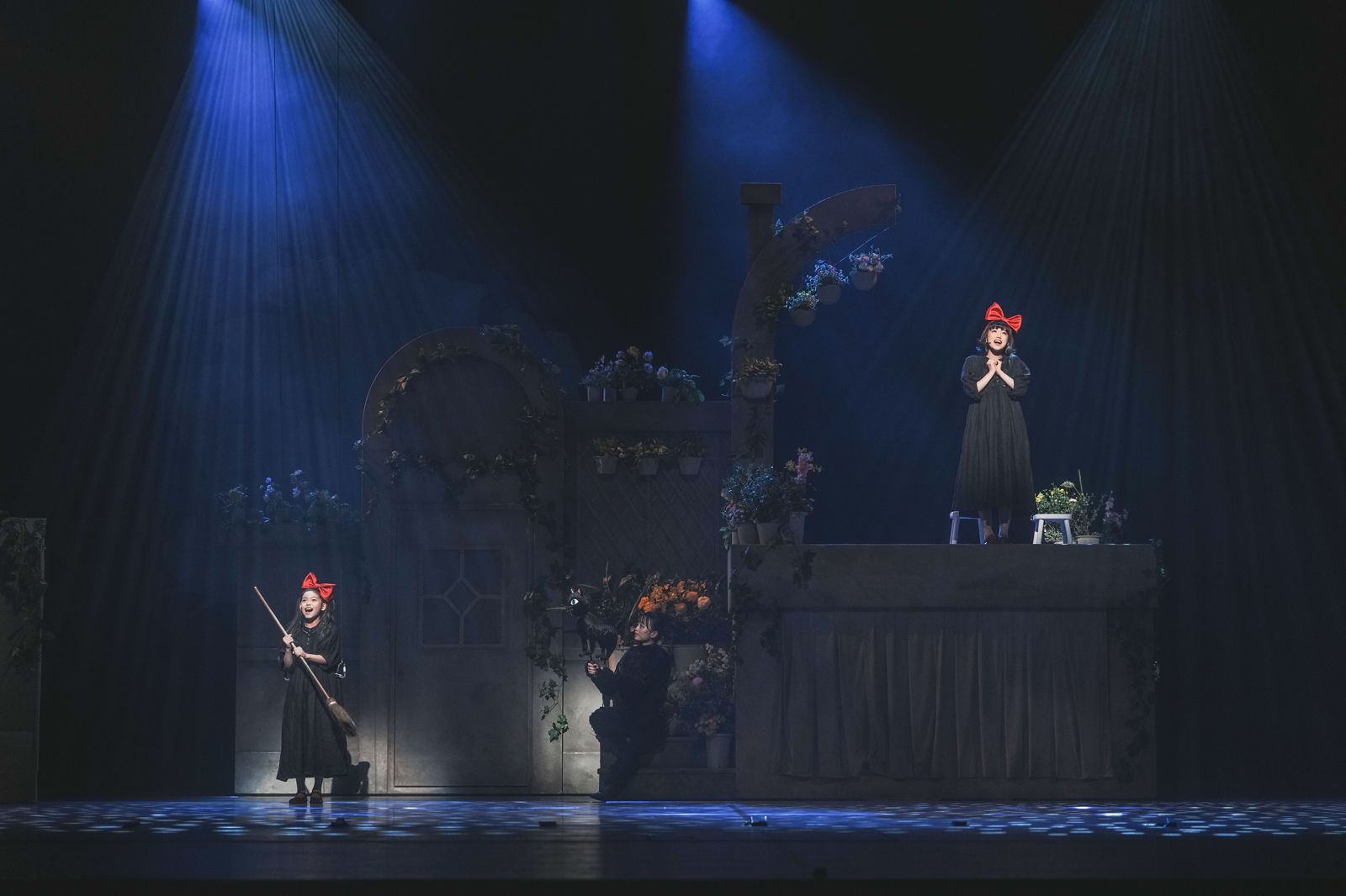 音樂劇《魔女宅急便》中,大琪琪、小琪琪隔空對望,用歌曲唱出童年的初心與長大的夢想是否一樣。牛耳藝術提供