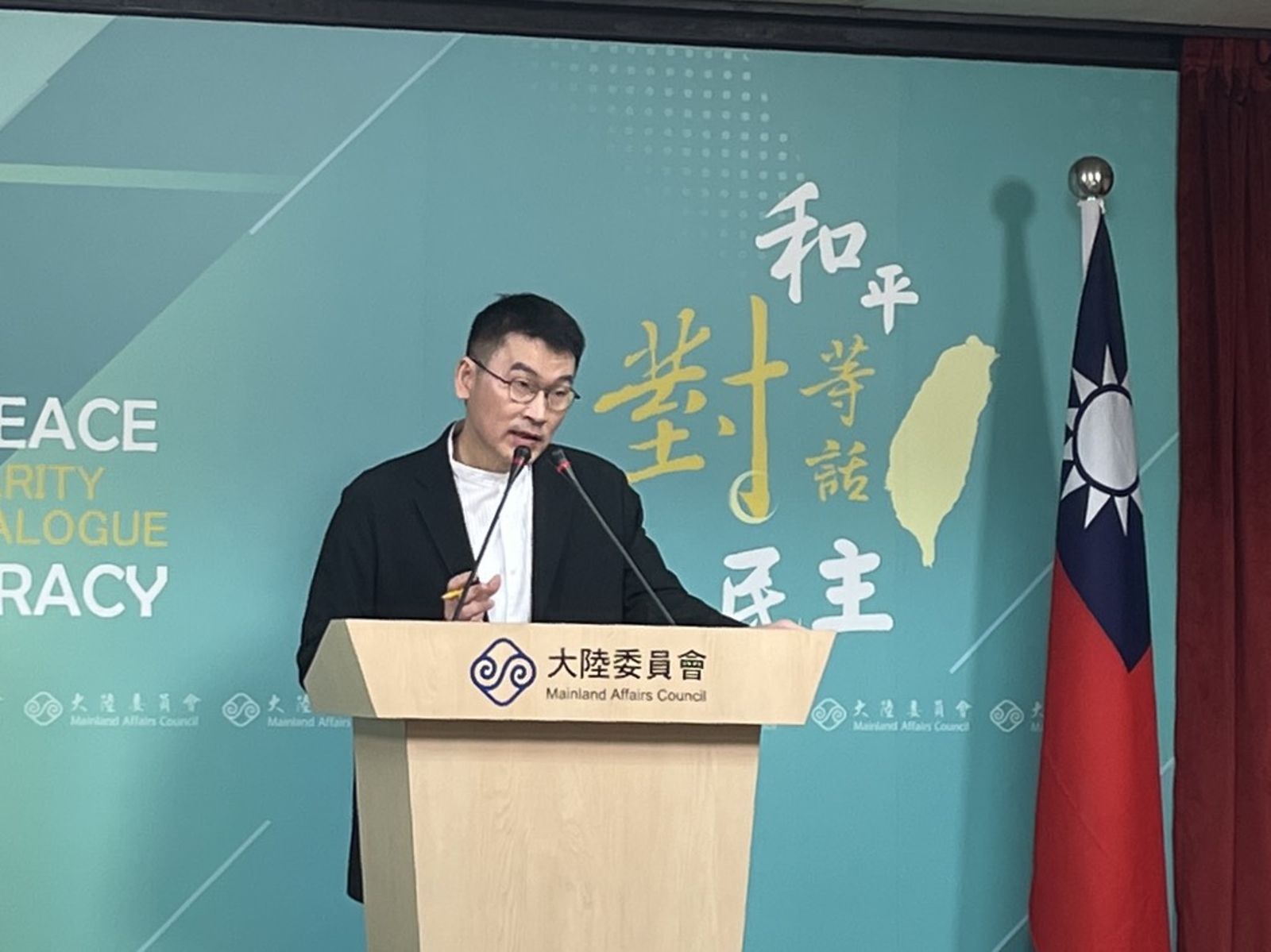 中國學生喊「我是中華民國」遭驅逐 梁文傑暗諷鄭麗文:稱中共尊重台灣「是欺騙社會」
