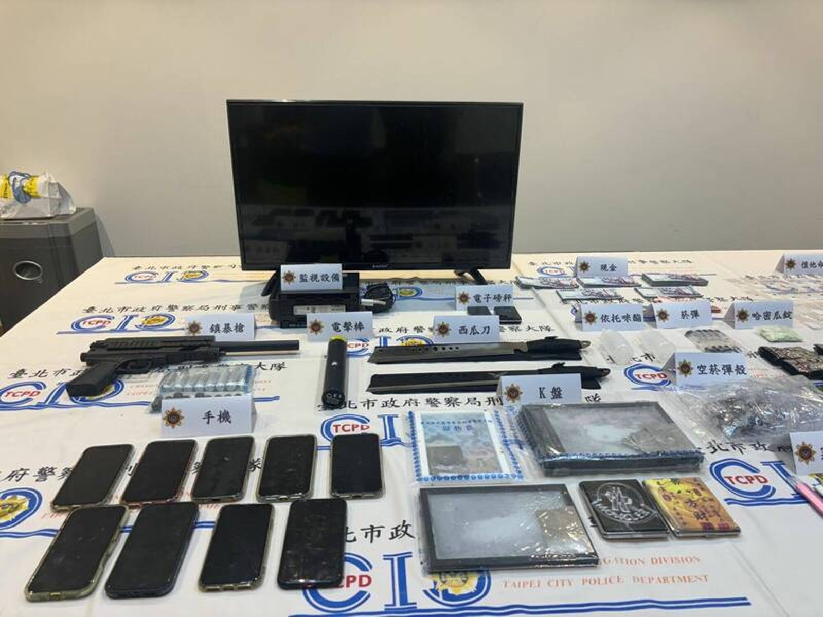 警方查扣毒品、槍枝。翻攝畫面