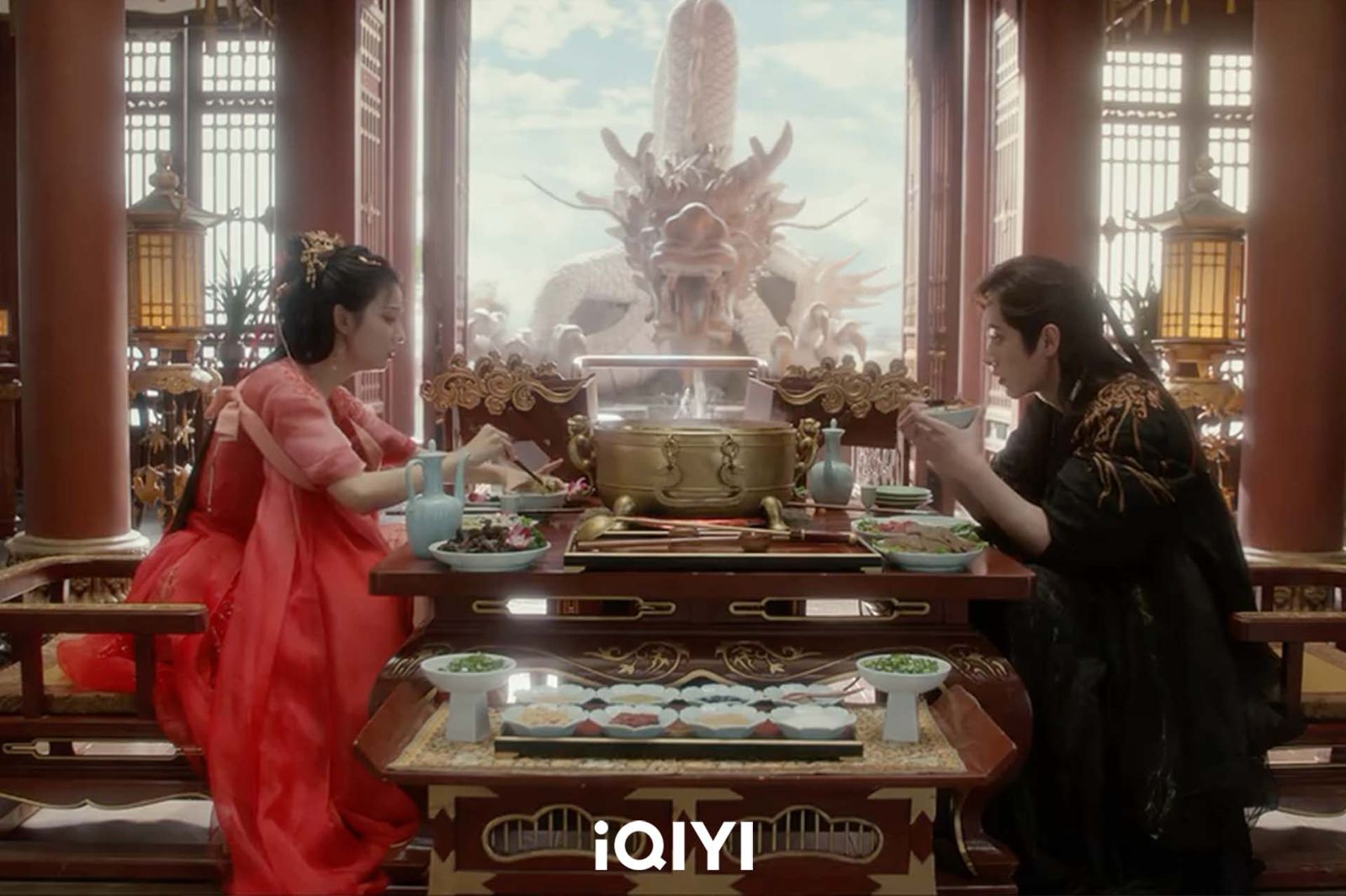 王楚然、丞磊邊拍戲邊吃鍋！忘我沒聽見喊卡　私下甜到「共腦」神同步玩小蜜蜂