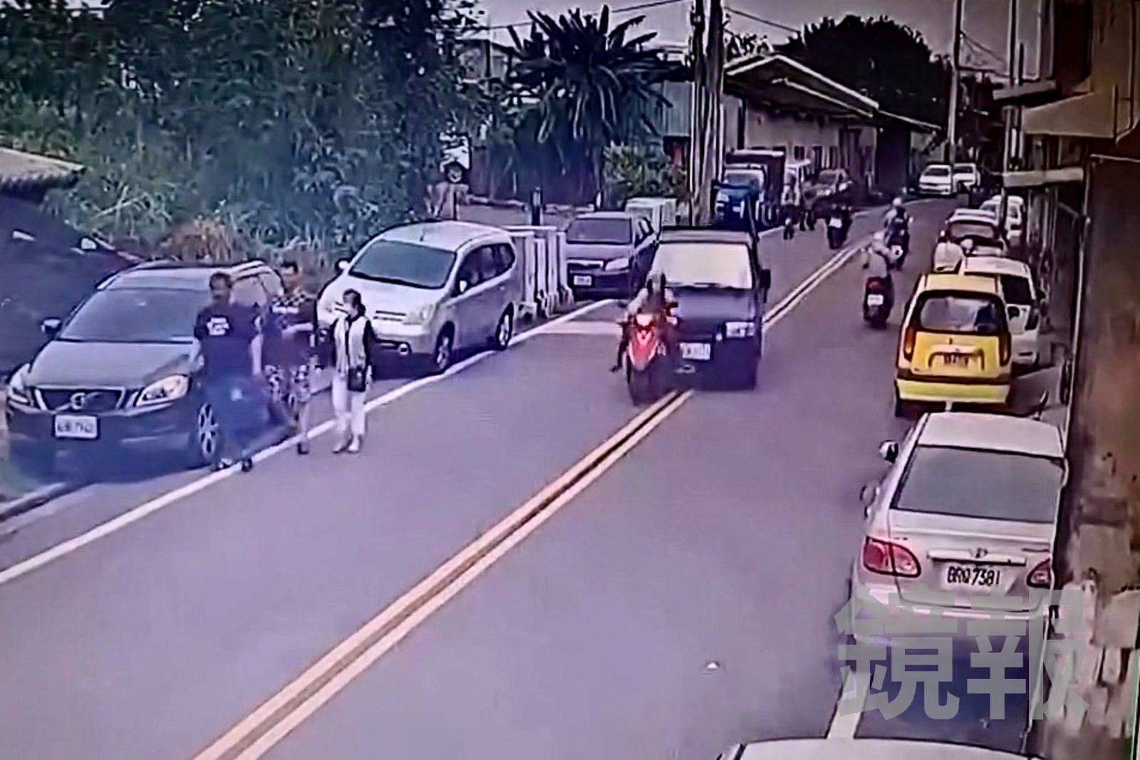 小貨車跨越雙黃線，高速撞上騎機車的施姓老婦。畫面翻攝threads _1999_chen