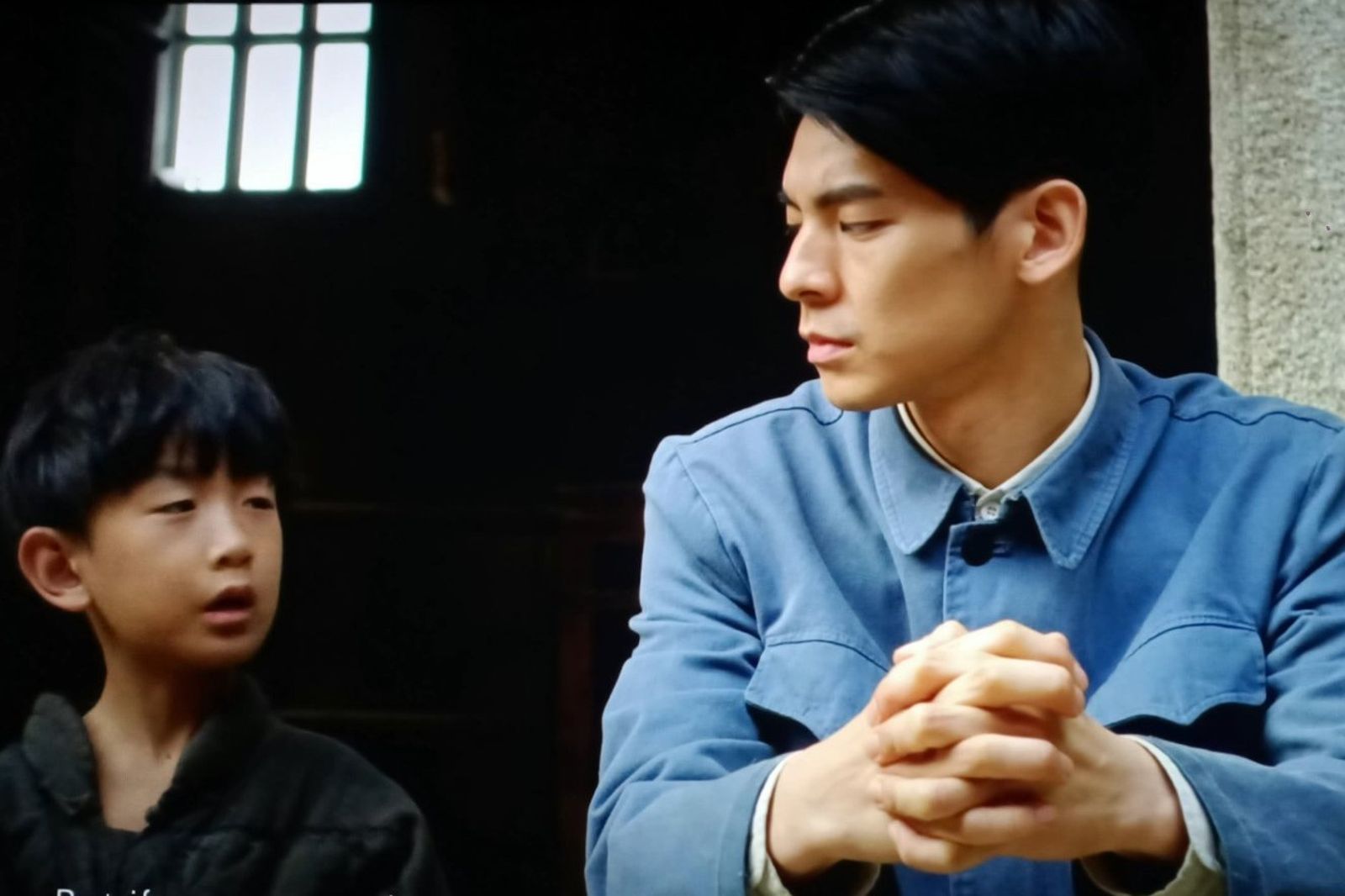 林柏宏（右）在統戰電影《因為有了你》飾演從金門游泳投共的第二男主角「林亞尾」，最後加入谷文昌陣容，被認為是影射國軍林毅夫叛逃事件。翻攝微博