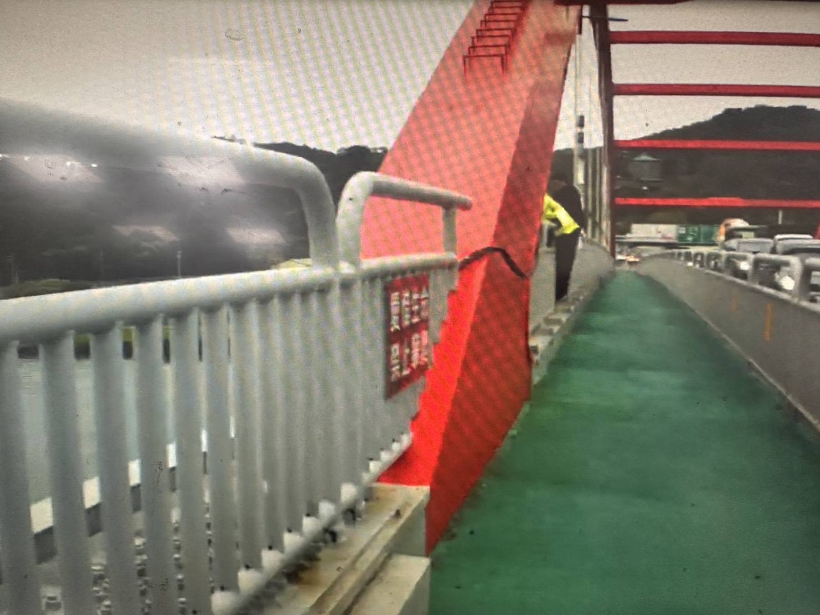 6旬翁跨坐關渡橋護欄...當著目擊者面前墜河　第一時間救起仍不治