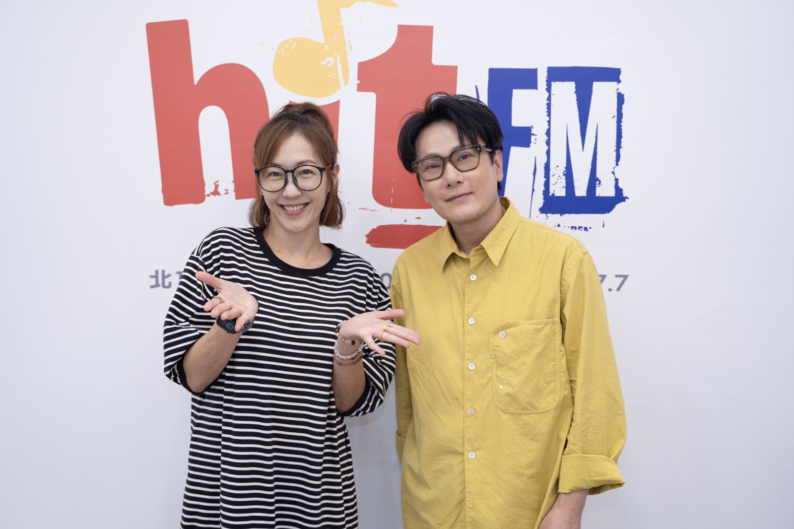 張信哲日前作客電台受訪，接受主持人訪問。Hit Fm聯播網提供