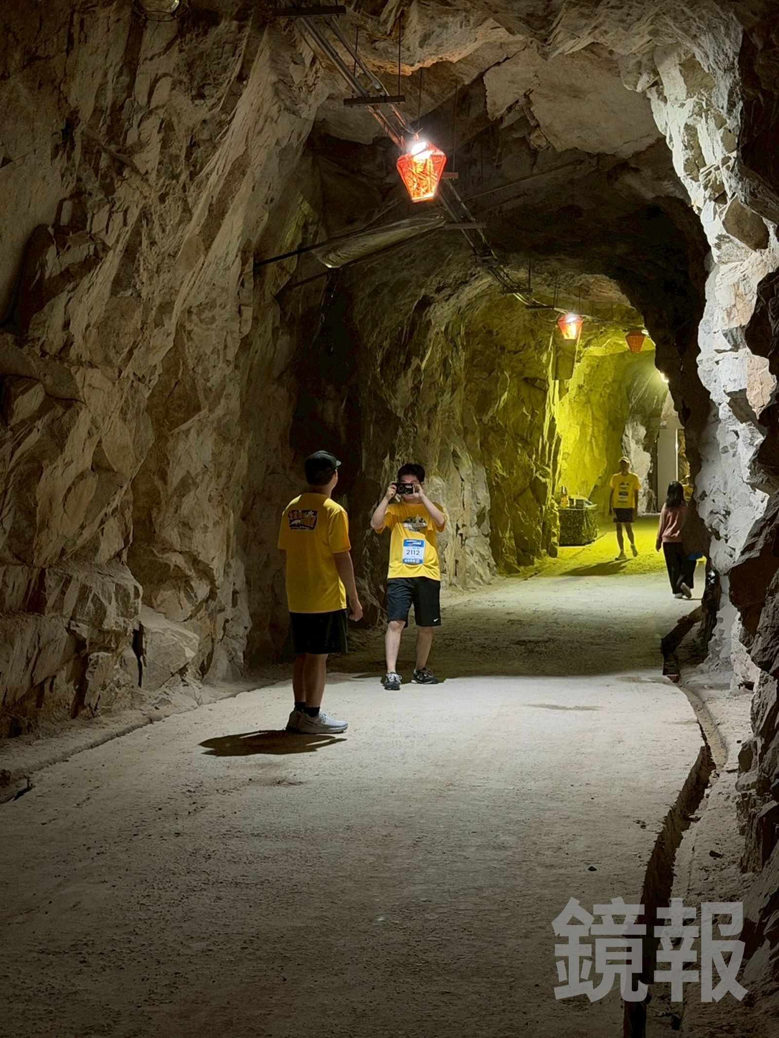 「南北坑道」一年只對外開放一天,不少跑者特地停下來拍照留念。