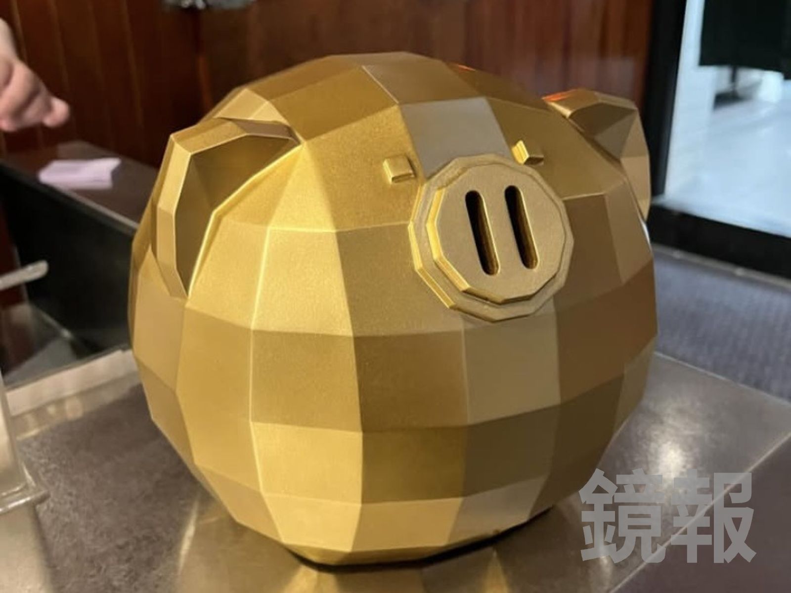 顧客訂位無故遭取消爆氣,砸毀金豬撲滿。翻攝畫面