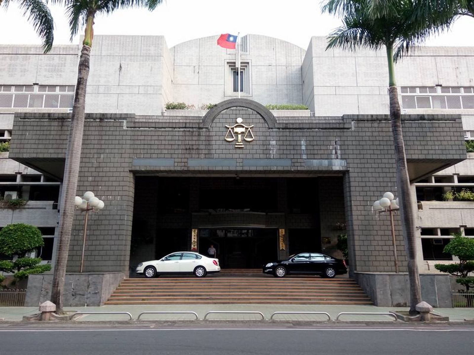 屏東地院法官指控遭15名同僚霸凌。