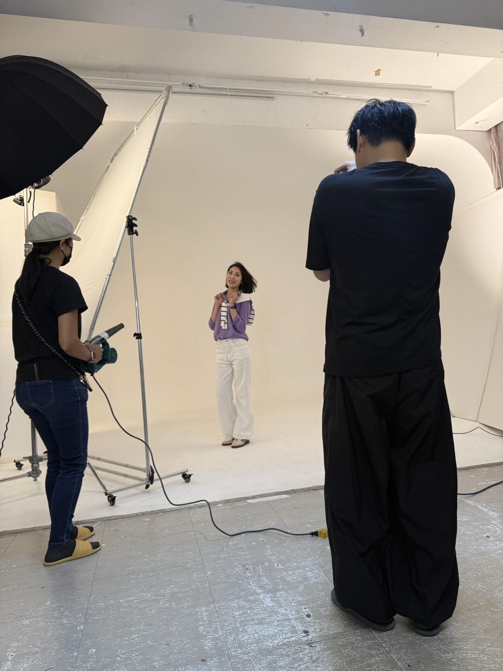 馬郁雯男友李正皓也提前曝出拍攝形象照的幕後花絮。圖/翻攝自「李正皓」臉書