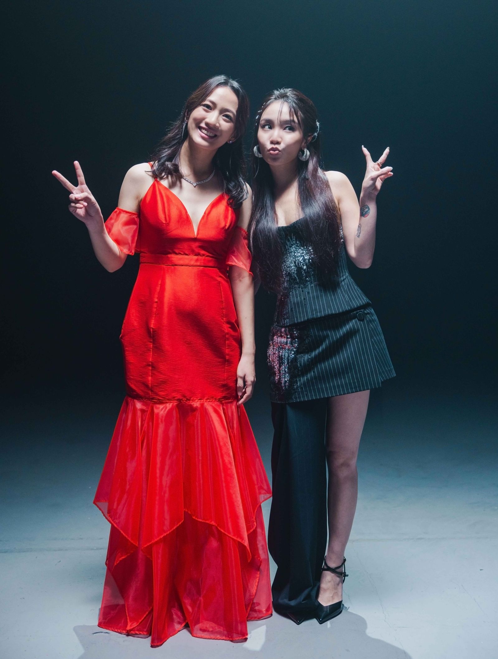 陳芳語(右)與新手媽媽范宸菲合作拍攝MV。新視紀整合行銷提供