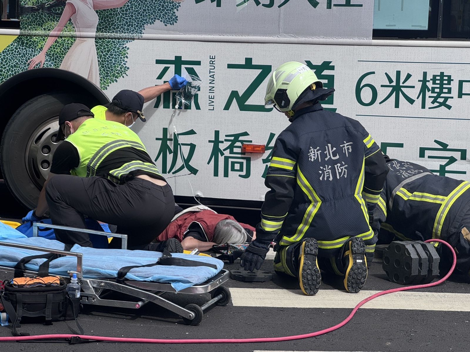 阿嬤遭撞後雙腿被輾卡在車底。圖/民眾提供